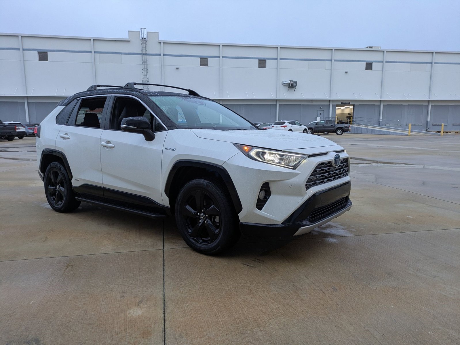 2020 Toyota RAV4 Hybrid XSE photo 3