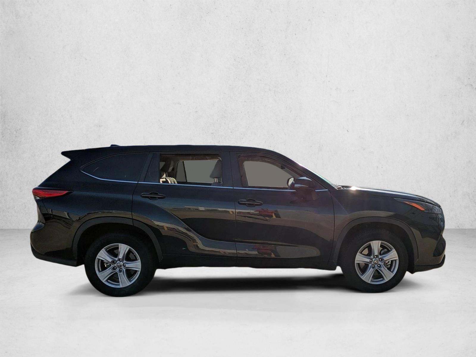 2023 Toyota Highlander LE photo 2