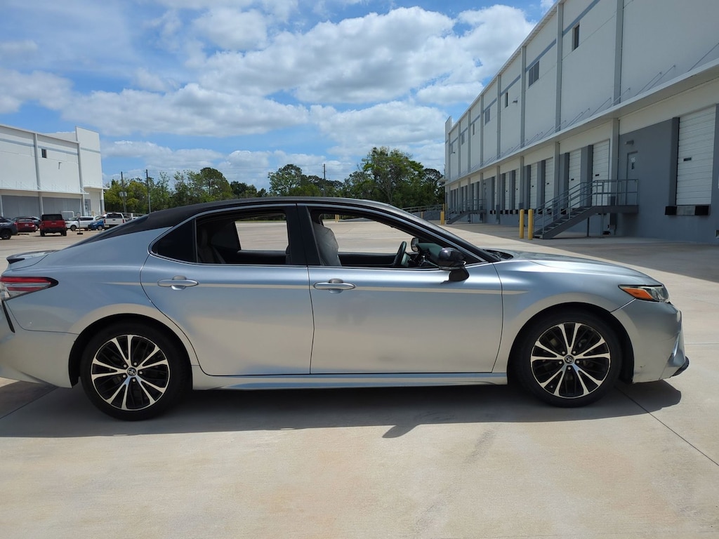 Used 2018 Toyota Camry SE Sedan