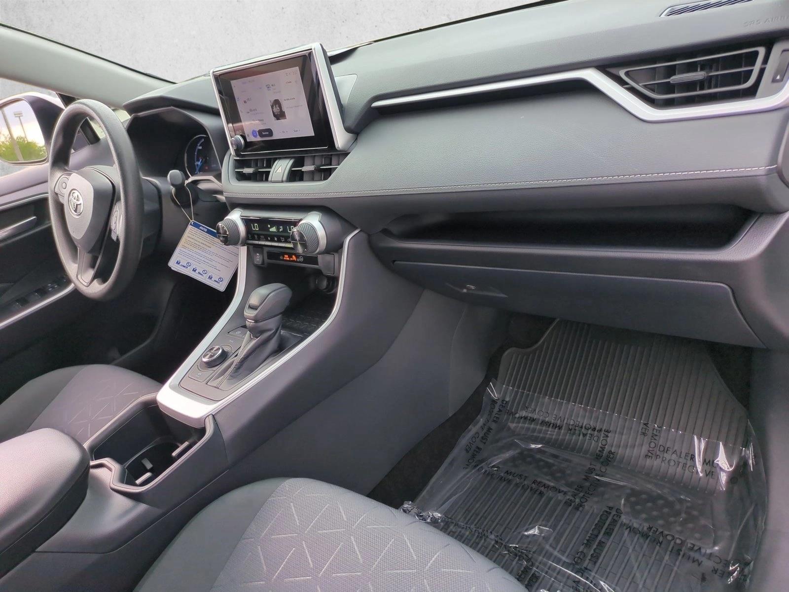2025 Toyota RAV4 XLE - Photo 22