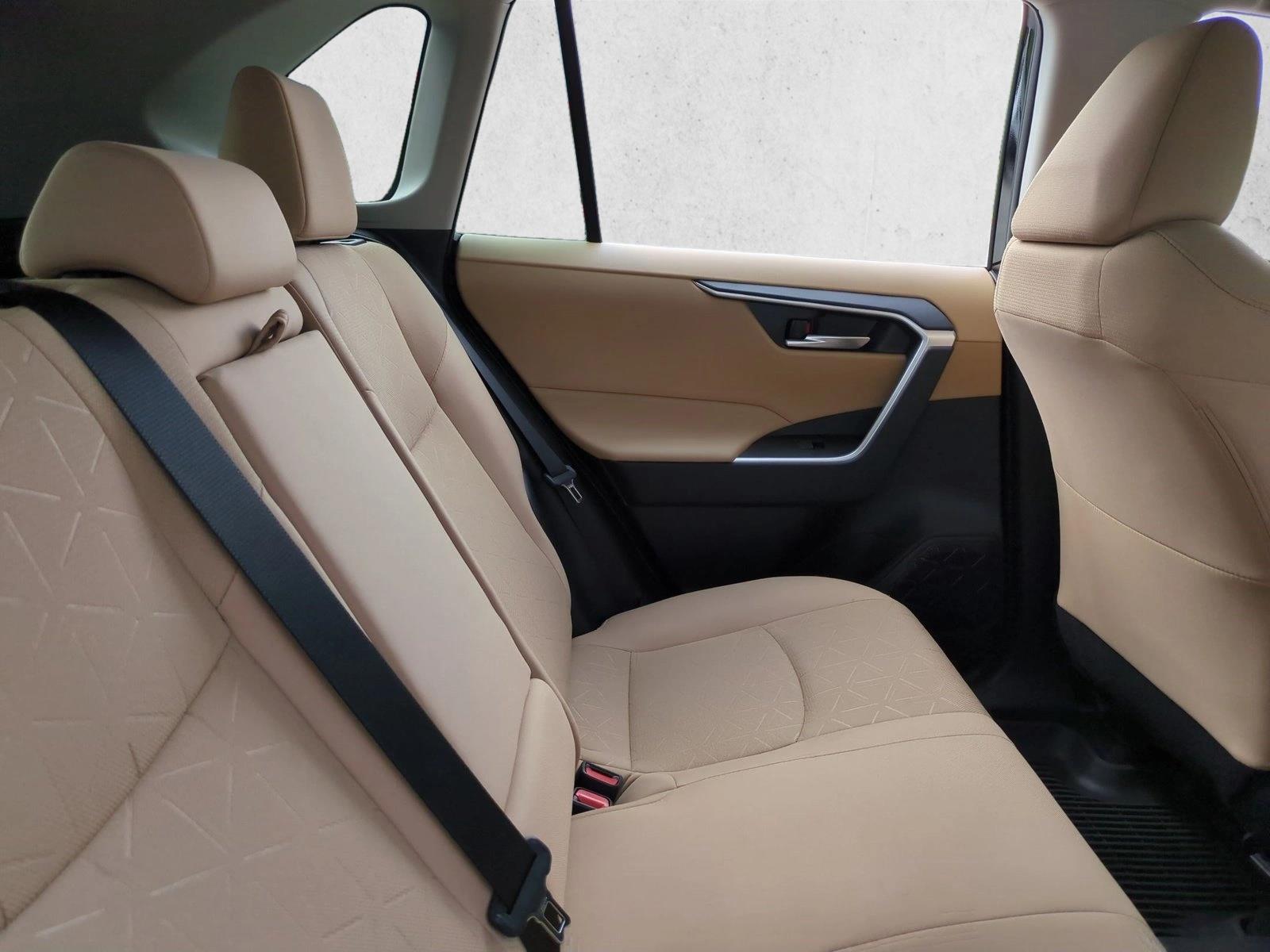 2025 Toyota RAV4 XLE - Photo 20