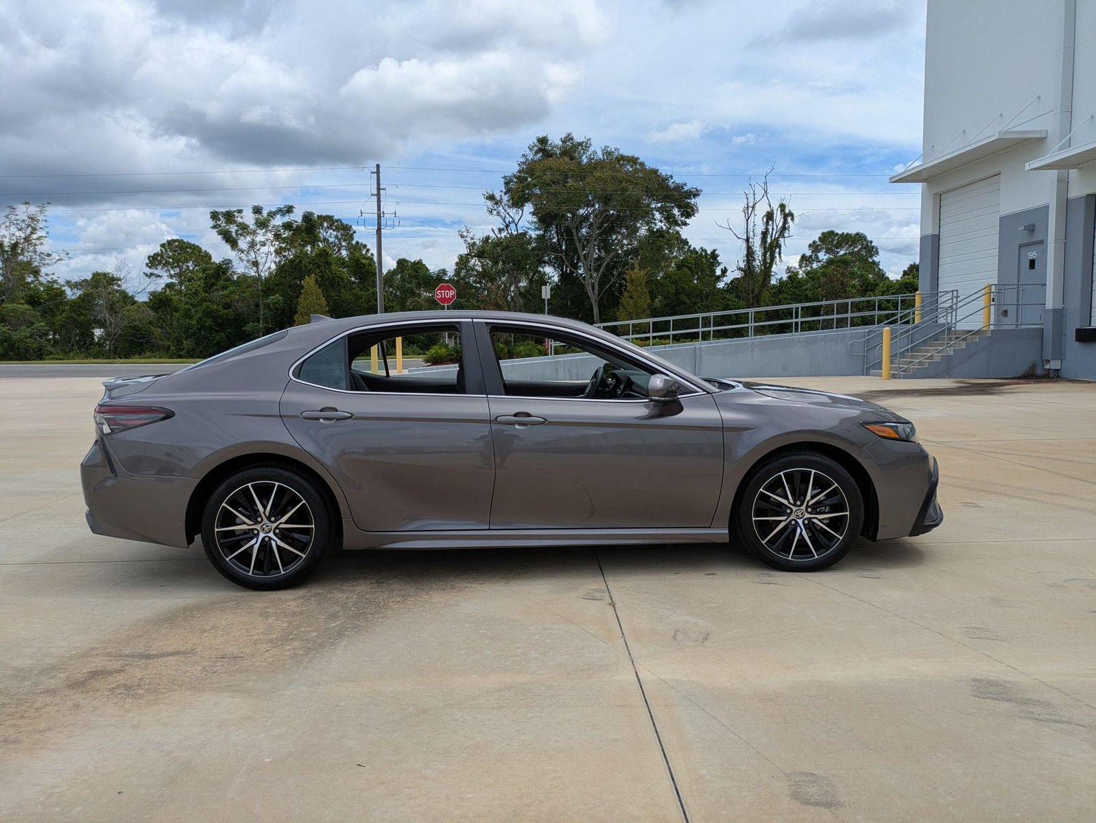 2024 Toyota Camry SE photo 2