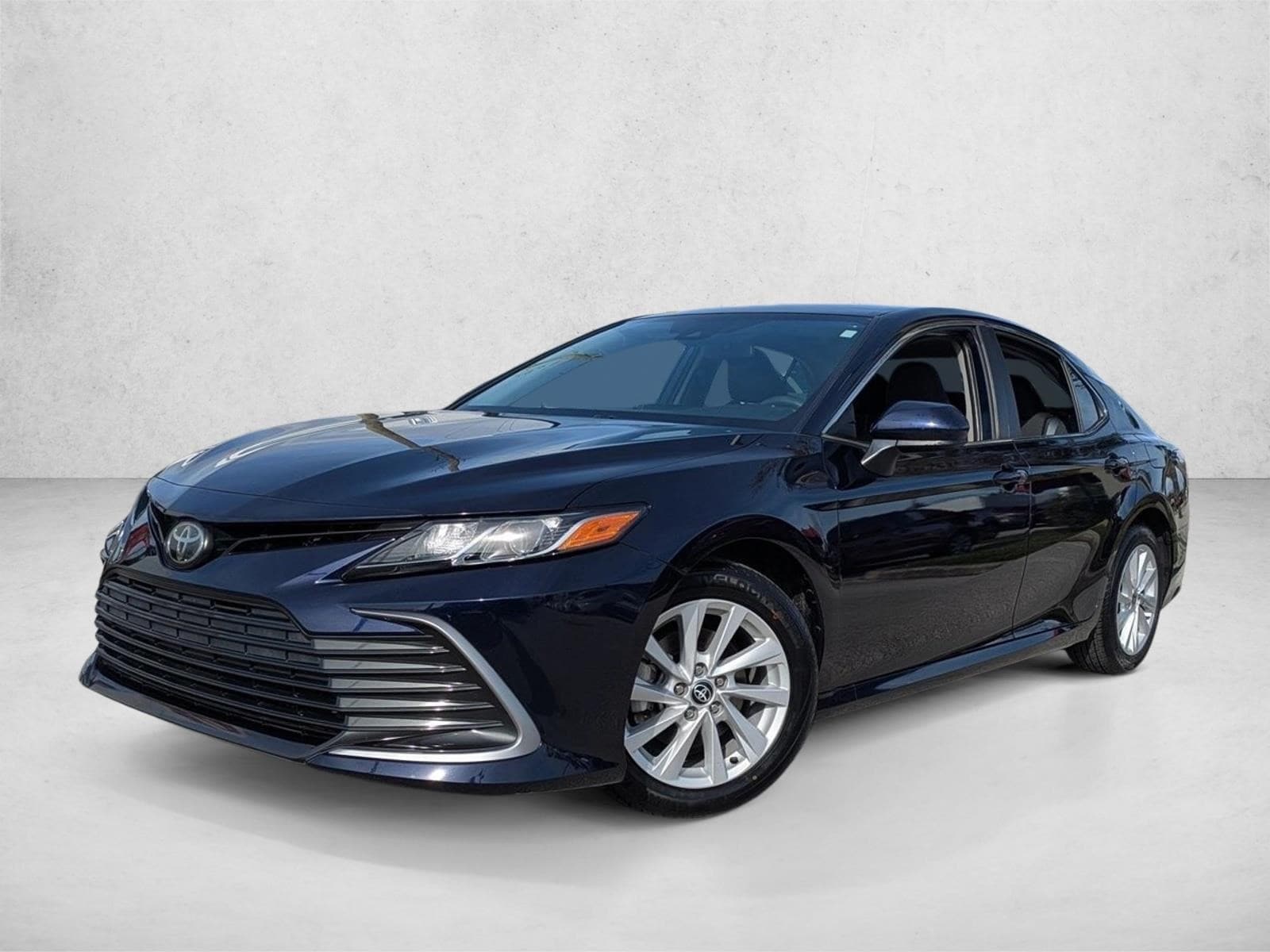 2022 Toyota Camry LE's photo