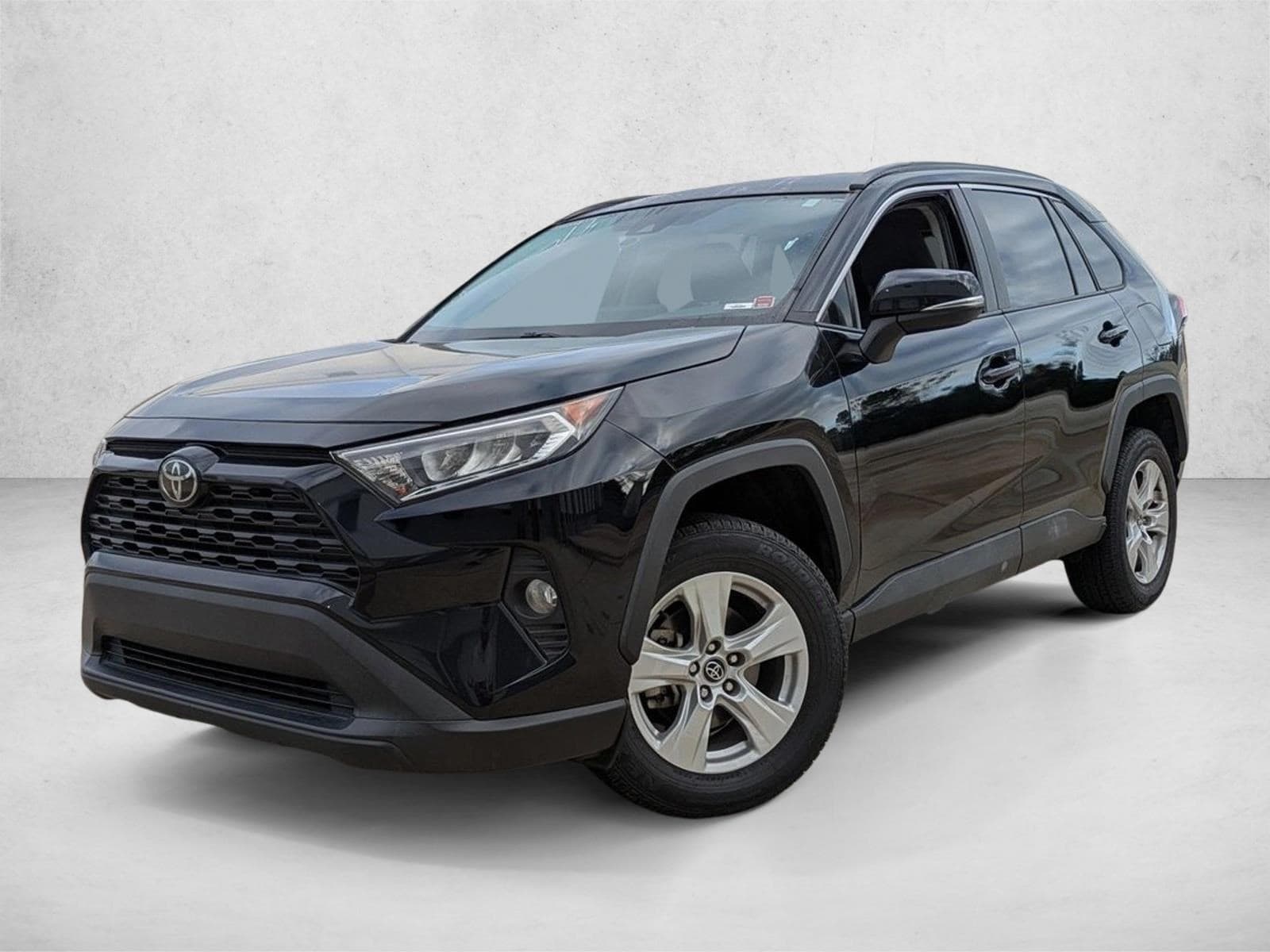 2021 Toyota RAV4 XLE's photo