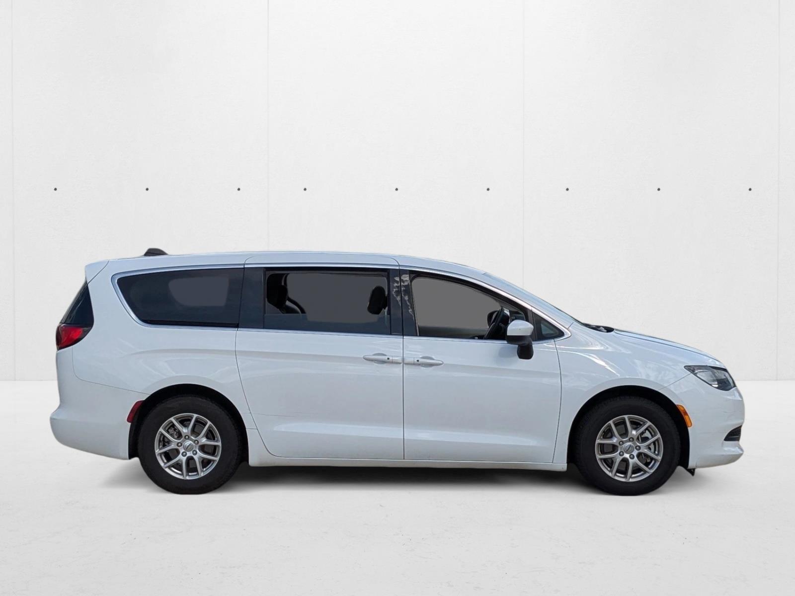2022 Chrysler Voyager LX photo 3