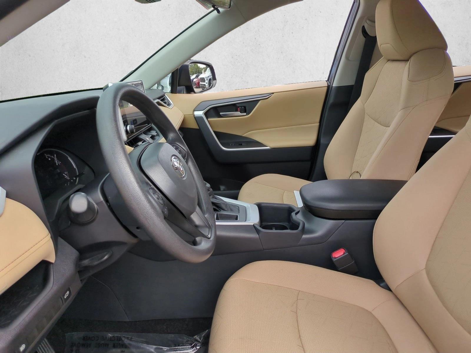2025 Toyota RAV4 XLE - Photo 16
