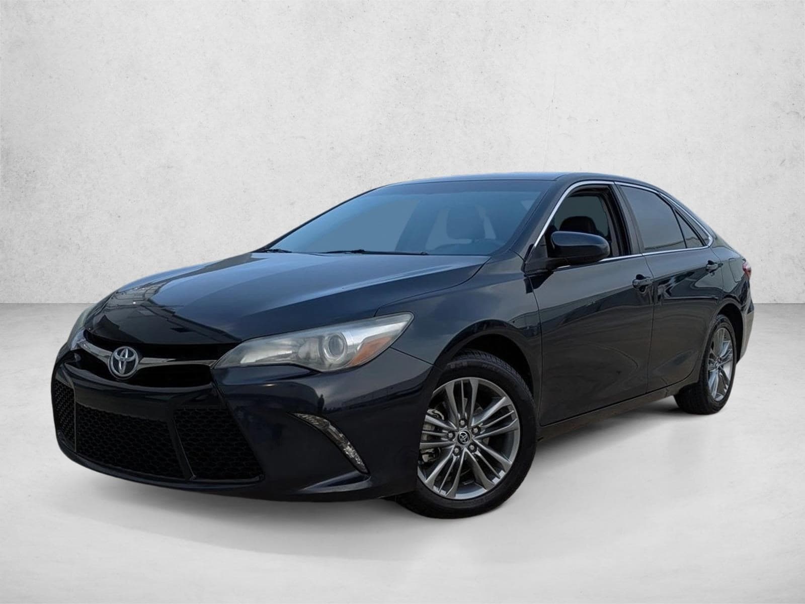 2015 Toyota Camry SE's photo