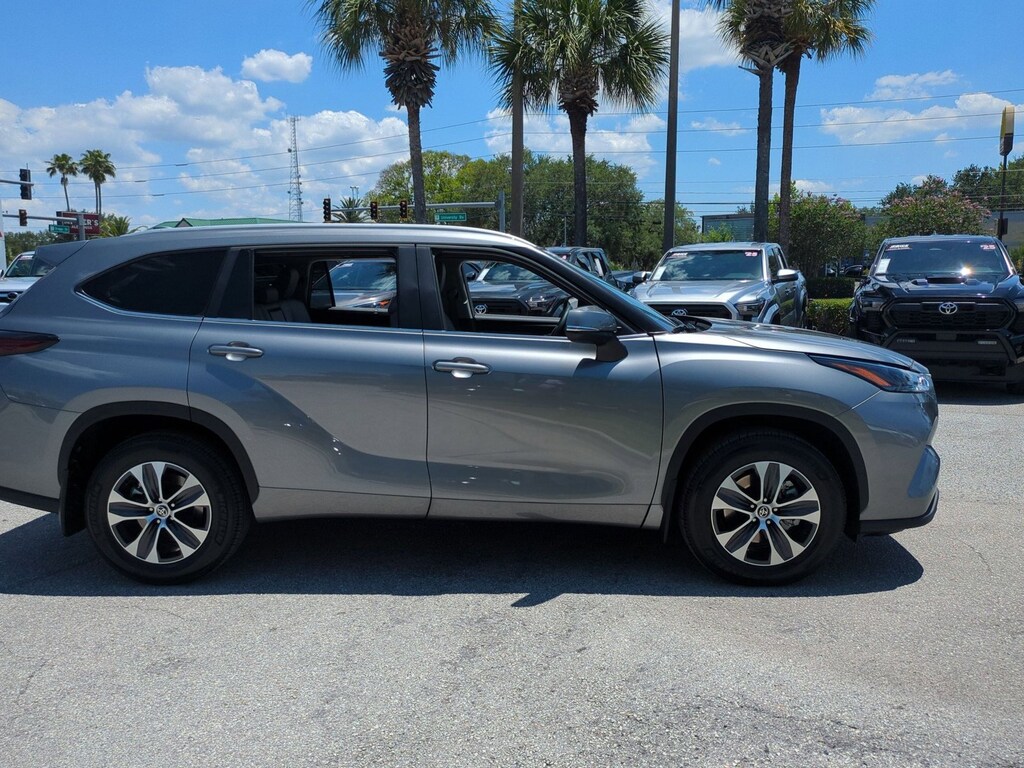 Used 2025 Toyota Highlander XLE SUV