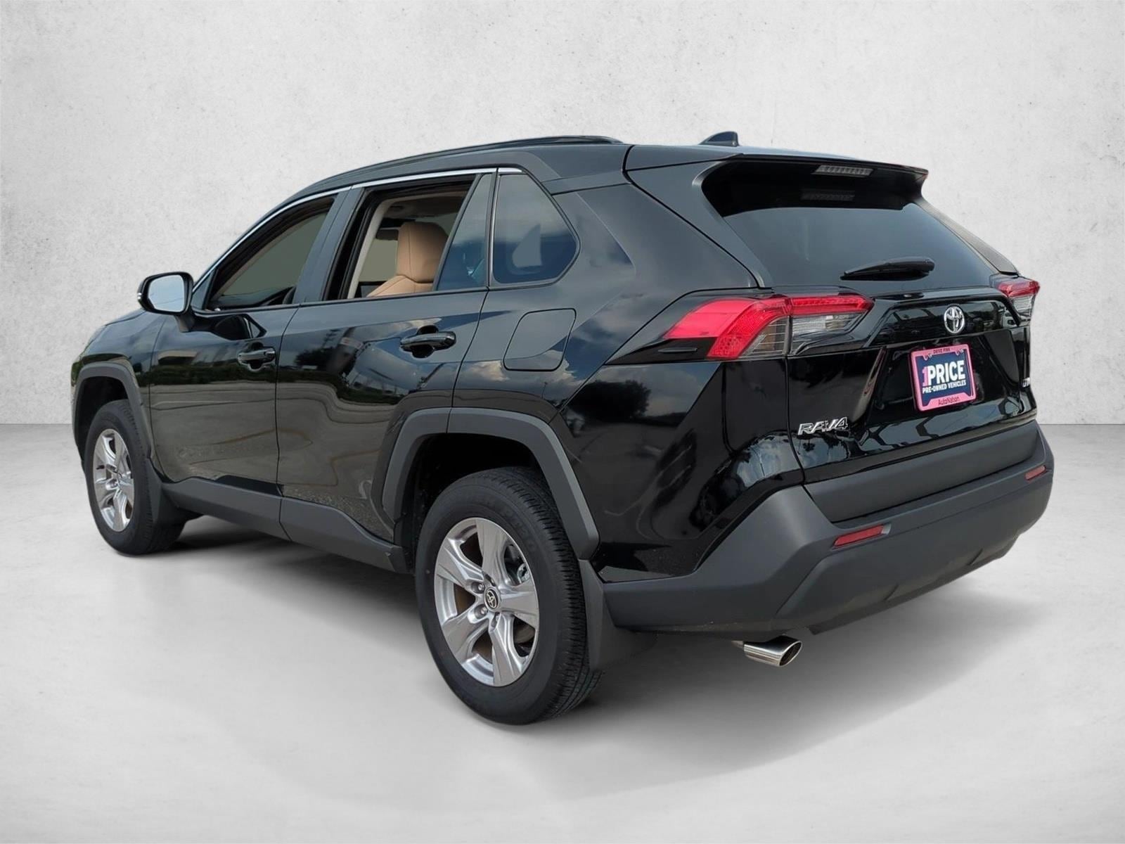 2025 Toyota RAV4 XLE - Photo 8