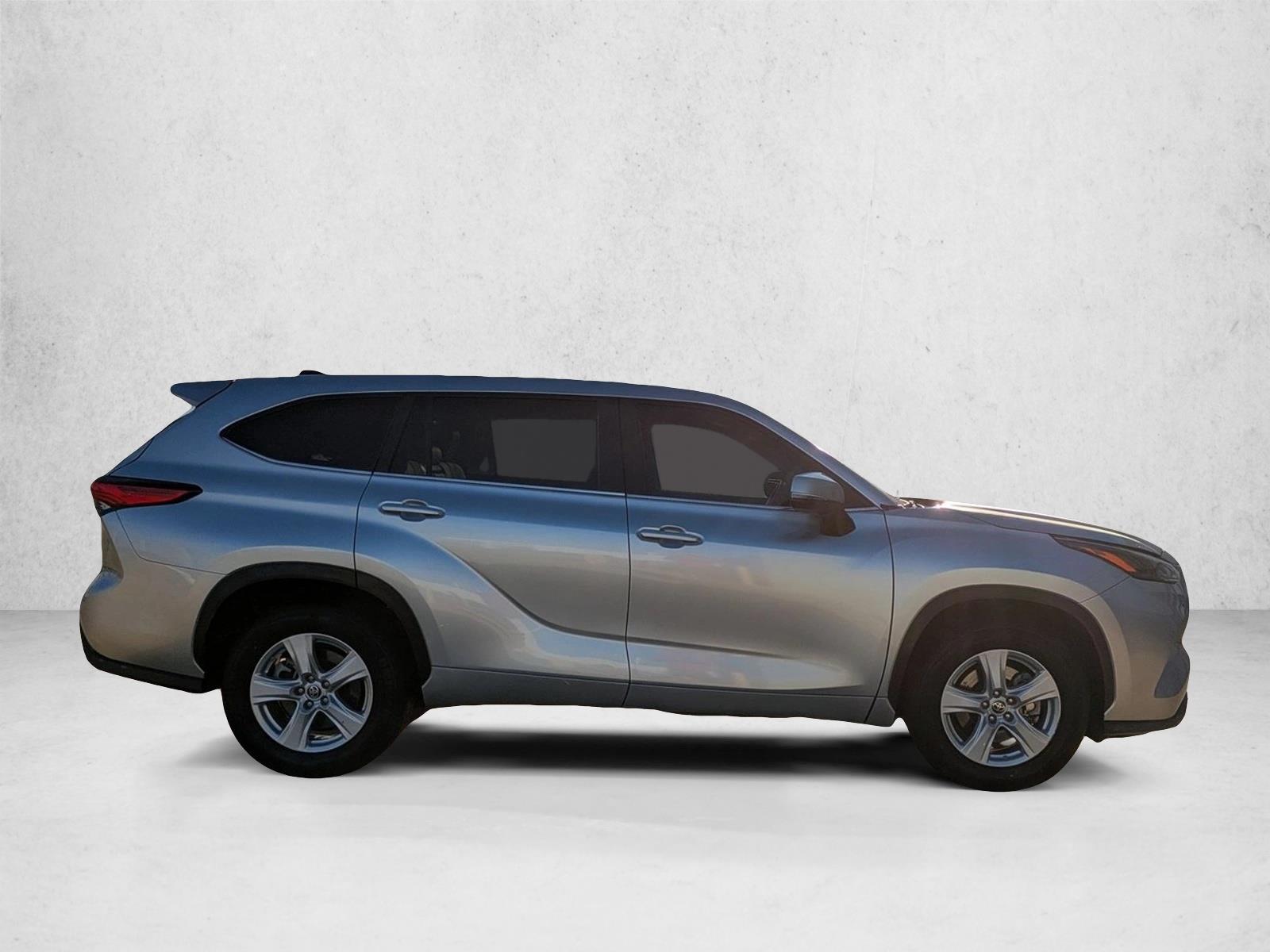 2023 Toyota Highlander LE photo 4