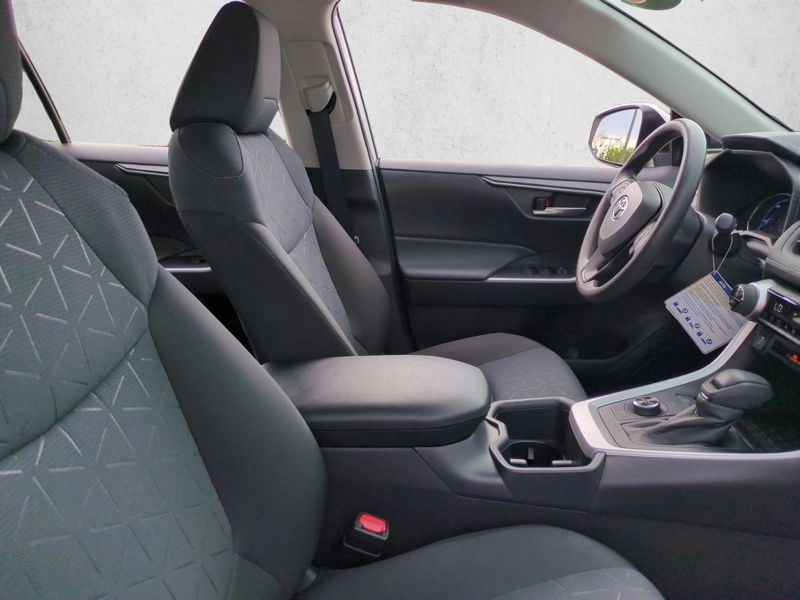 2025 Toyota RAV4 XLE - Photo 21