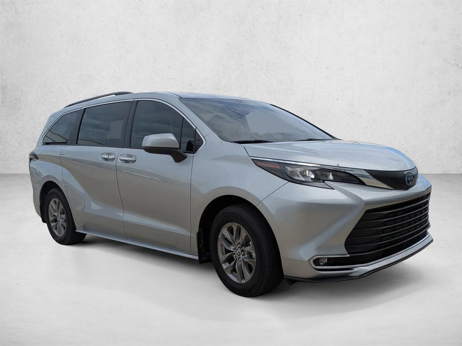 2024 Toyota Sienna XLE photo 3