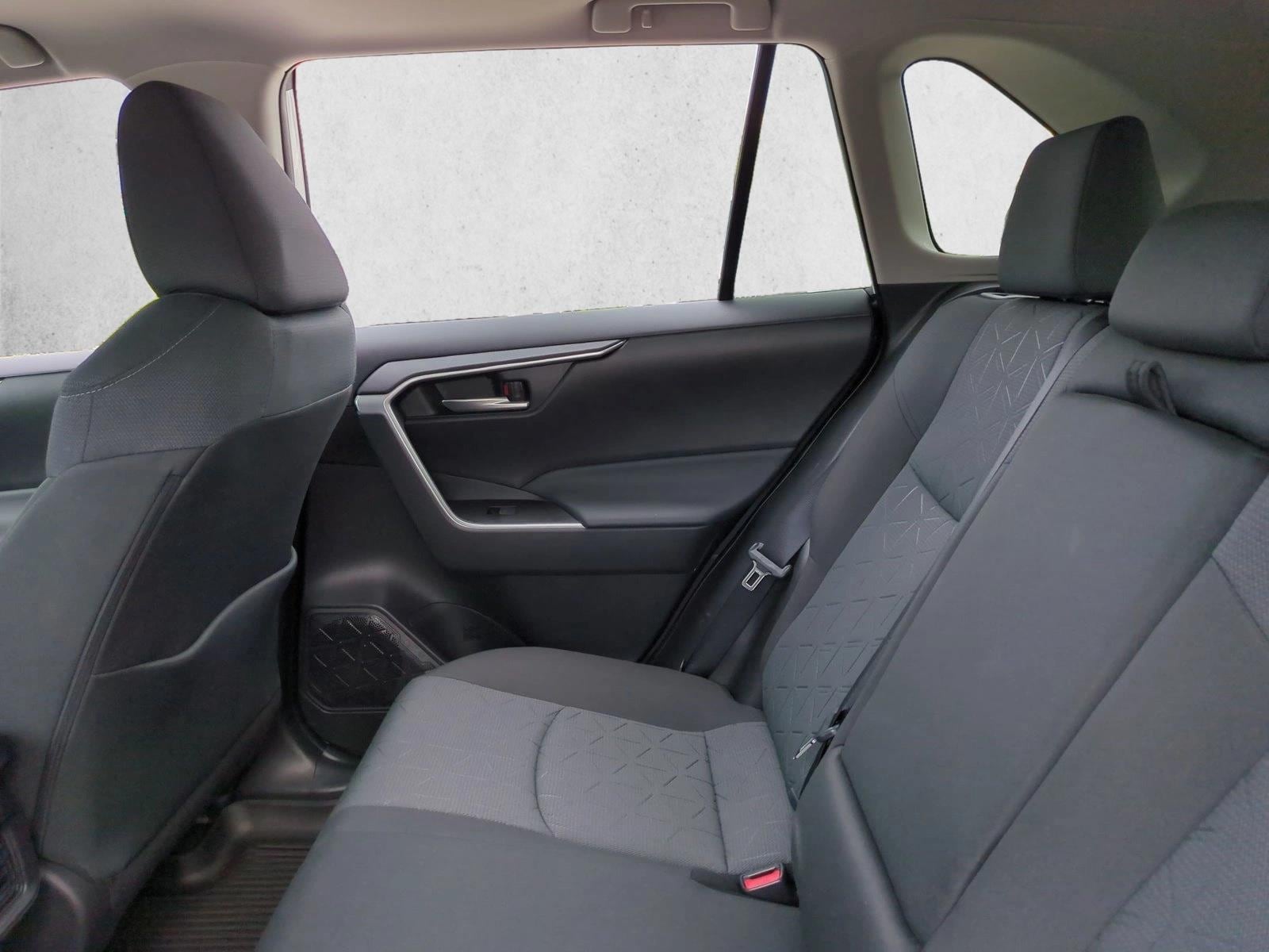 2025 Toyota RAV4 XLE - Photo 19