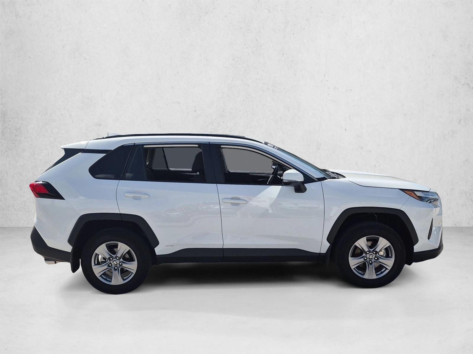 2025 Toyota RAV4 XLE - Photo 4