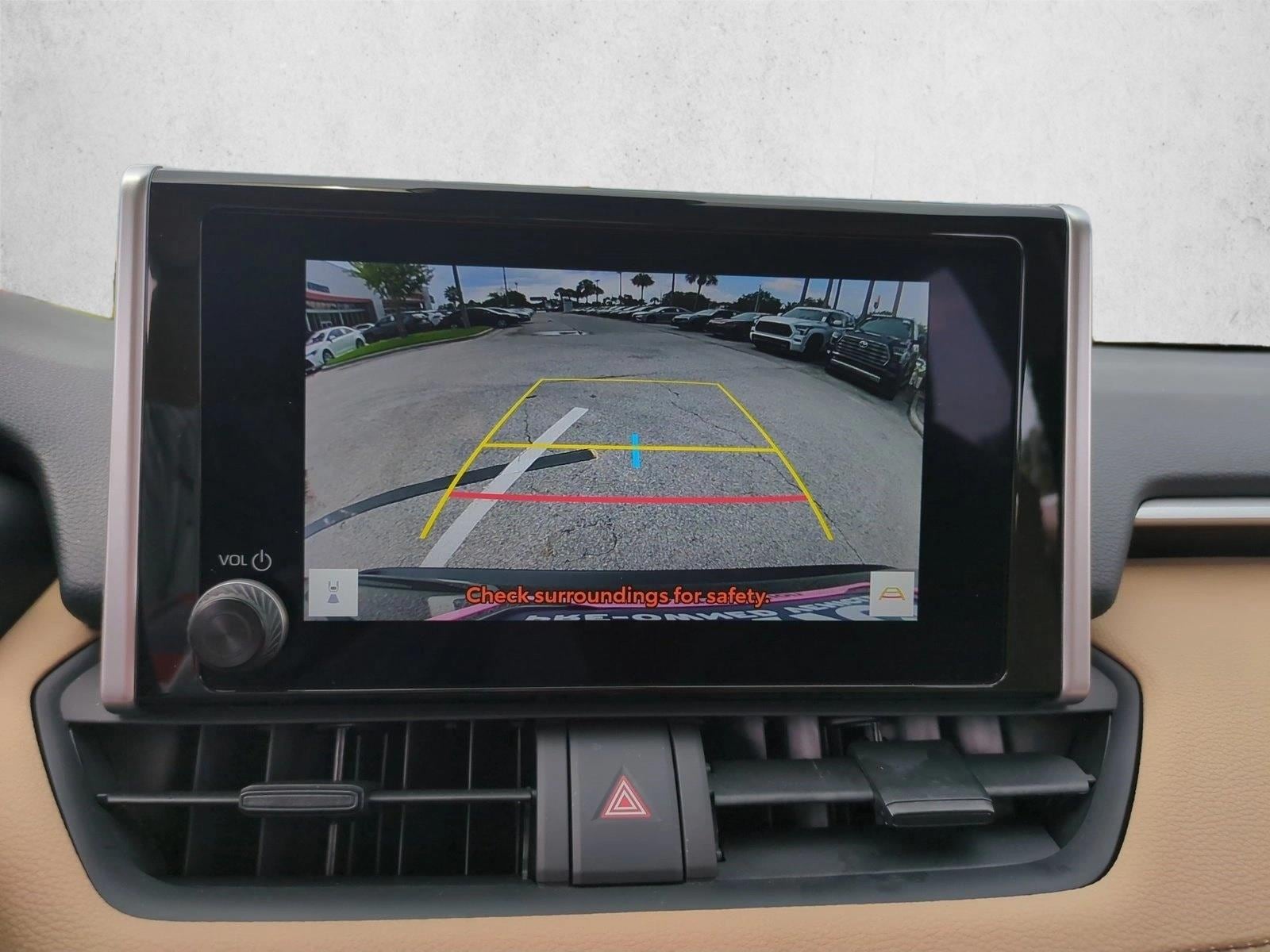 2025 Toyota RAV4 XLE - Photo 13