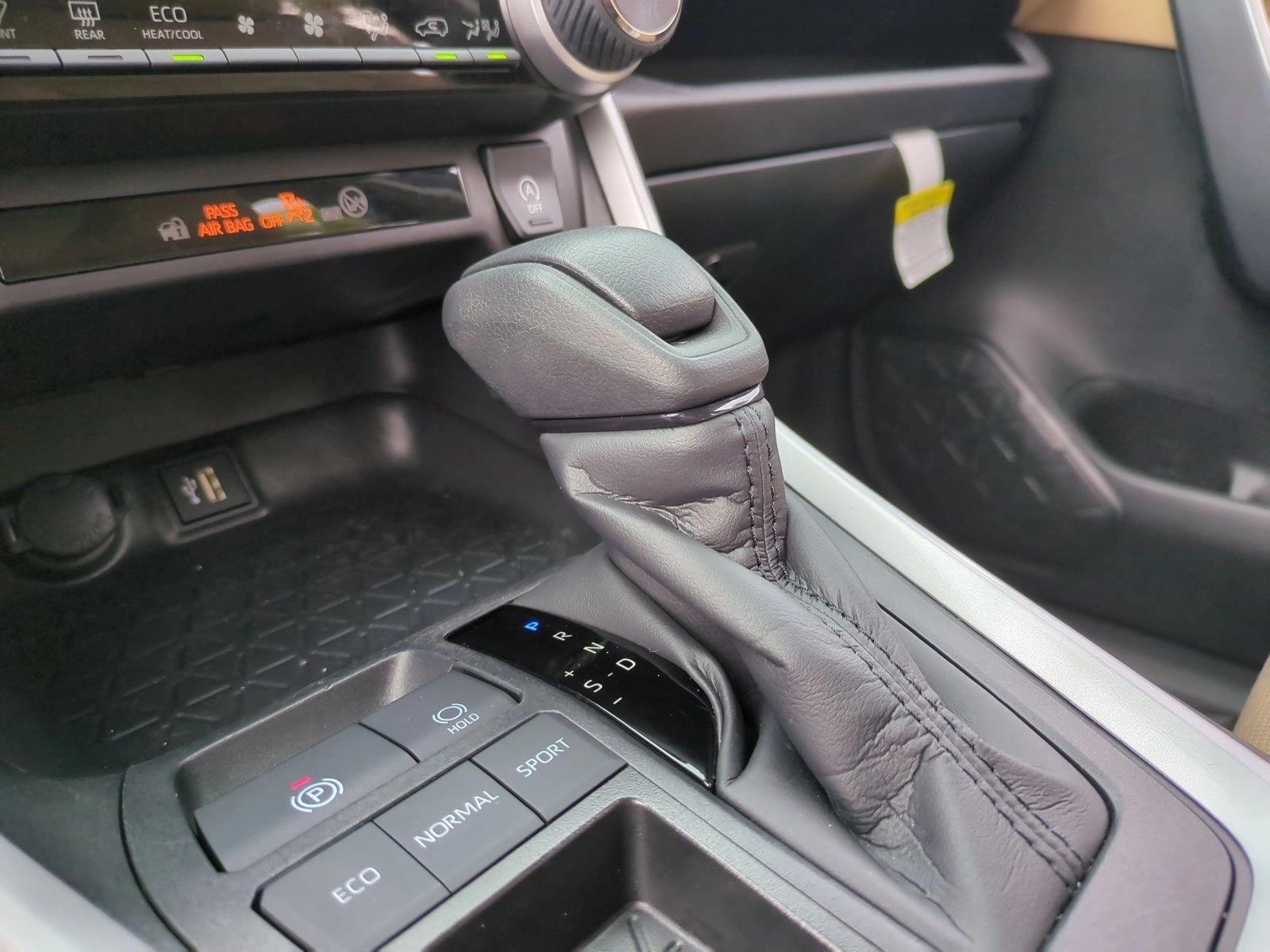 2025 Toyota RAV4 XLE - Photo 12