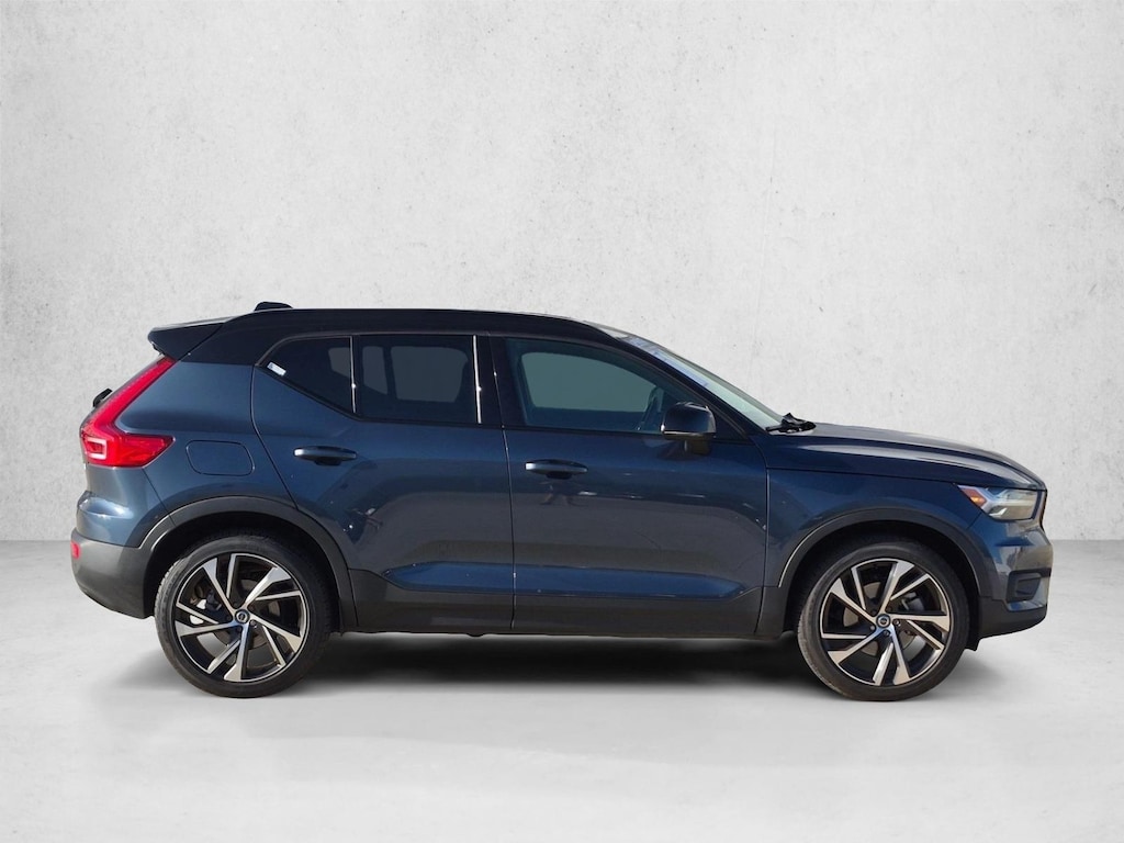 Used 2022 Volvo XC40 T5 AWD R-Design SUV