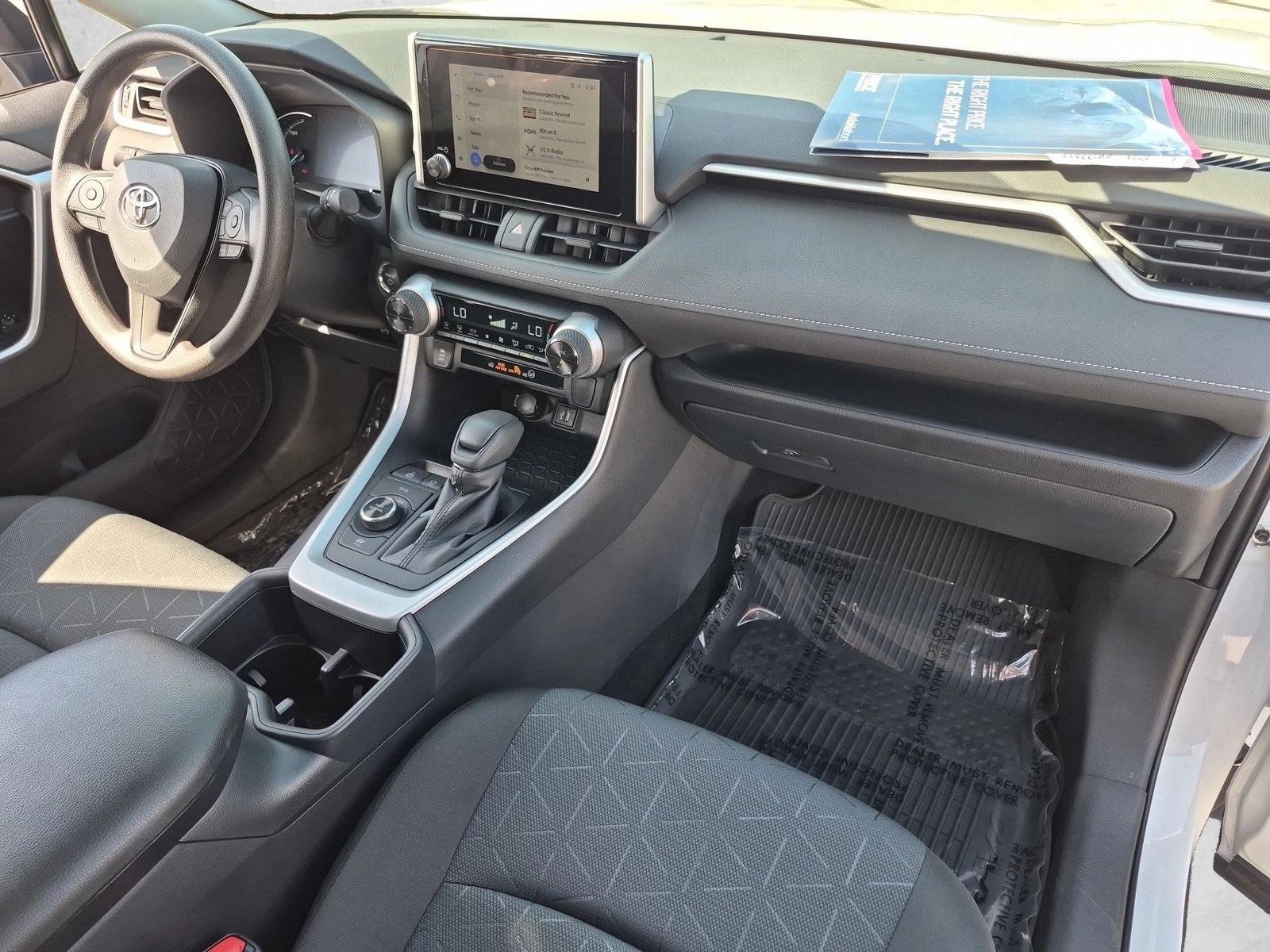 2025 Toyota RAV4 XLE - Photo 22