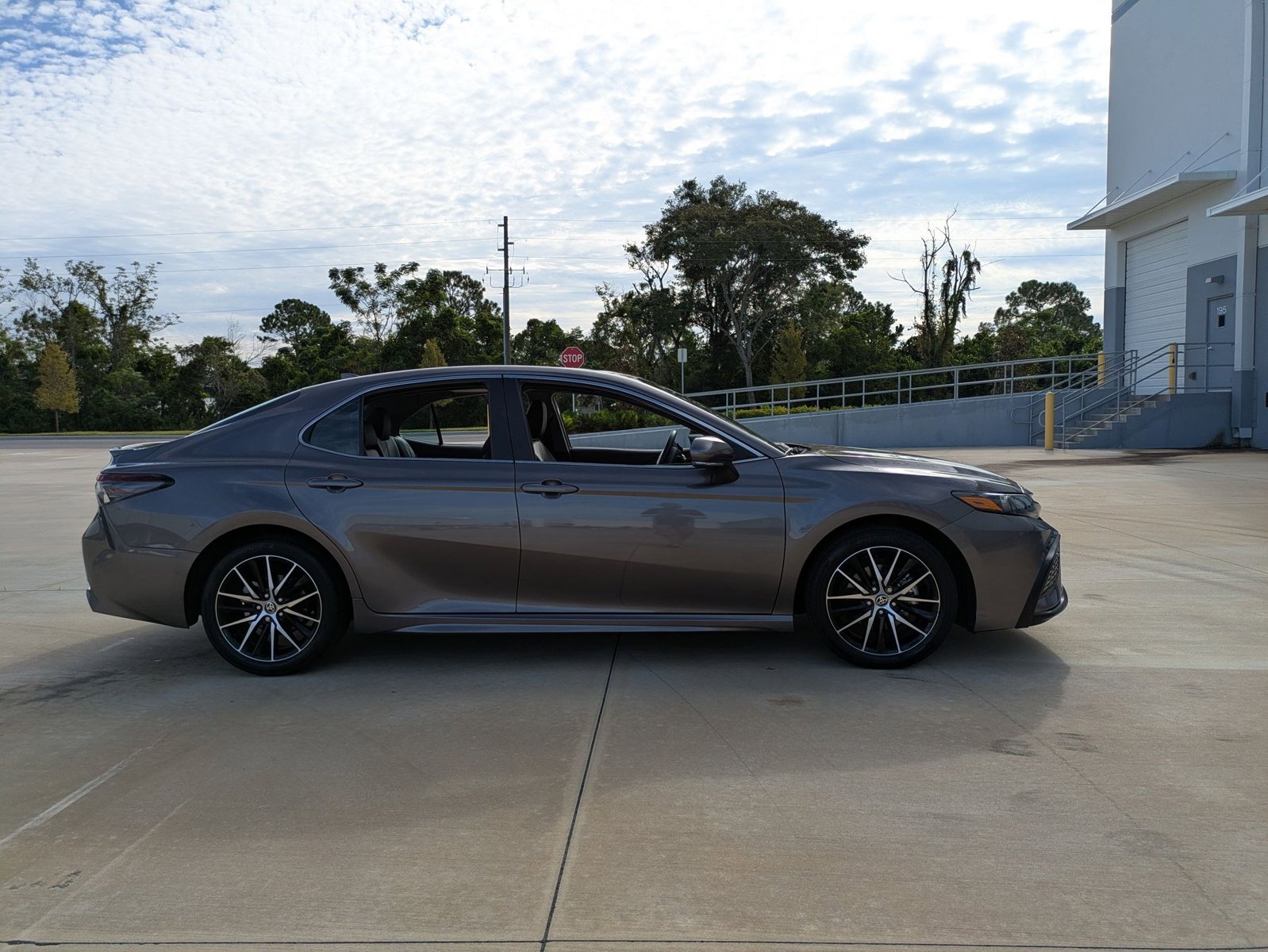 2024 Toyota Camry SE photo 3