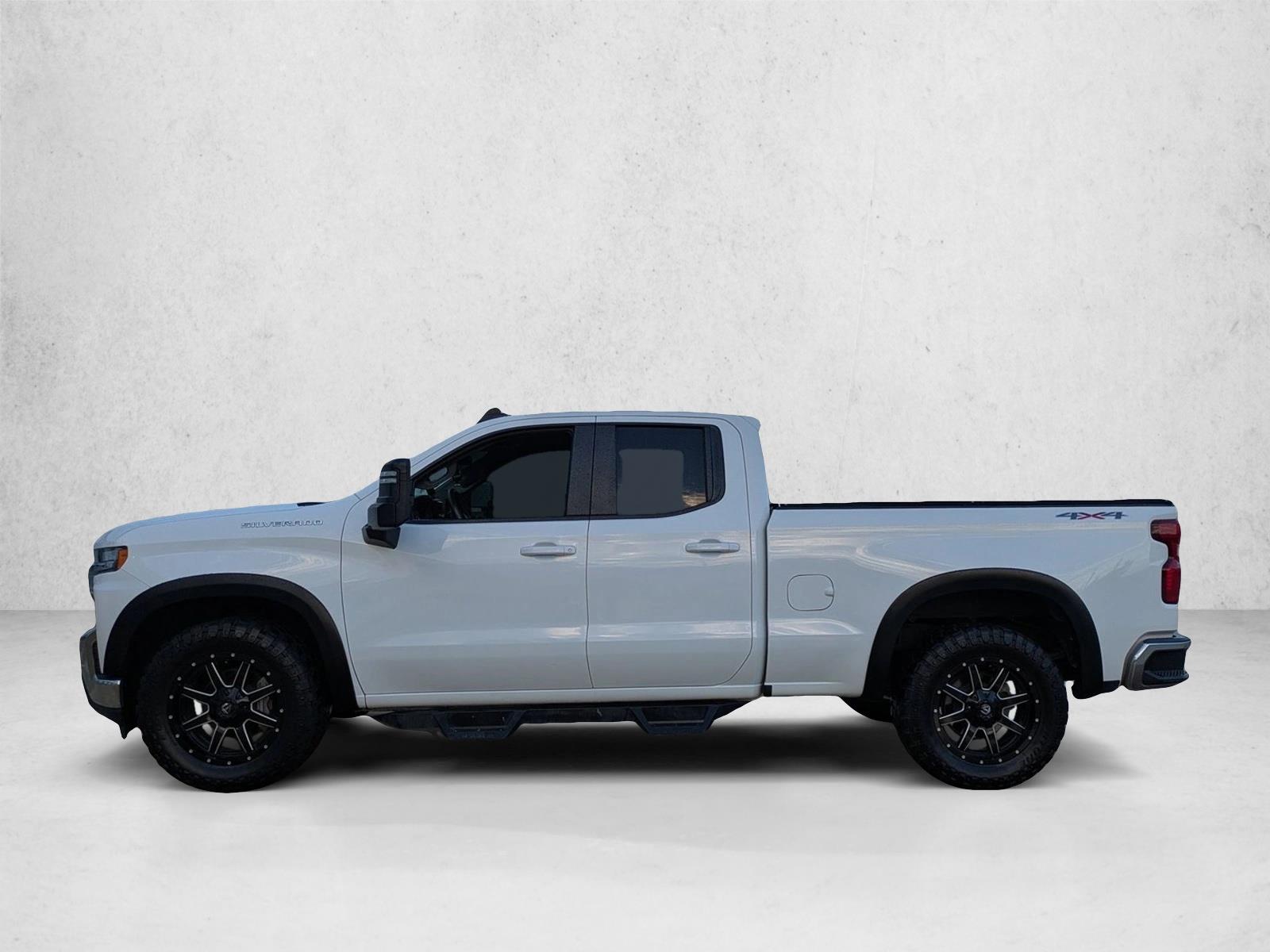 2020 Chevrolet Silverado 1500 LT photo 2