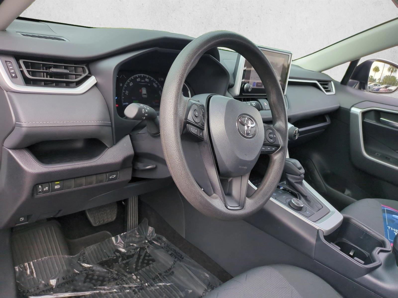 2025 Toyota RAV4 XLE - Photo 10