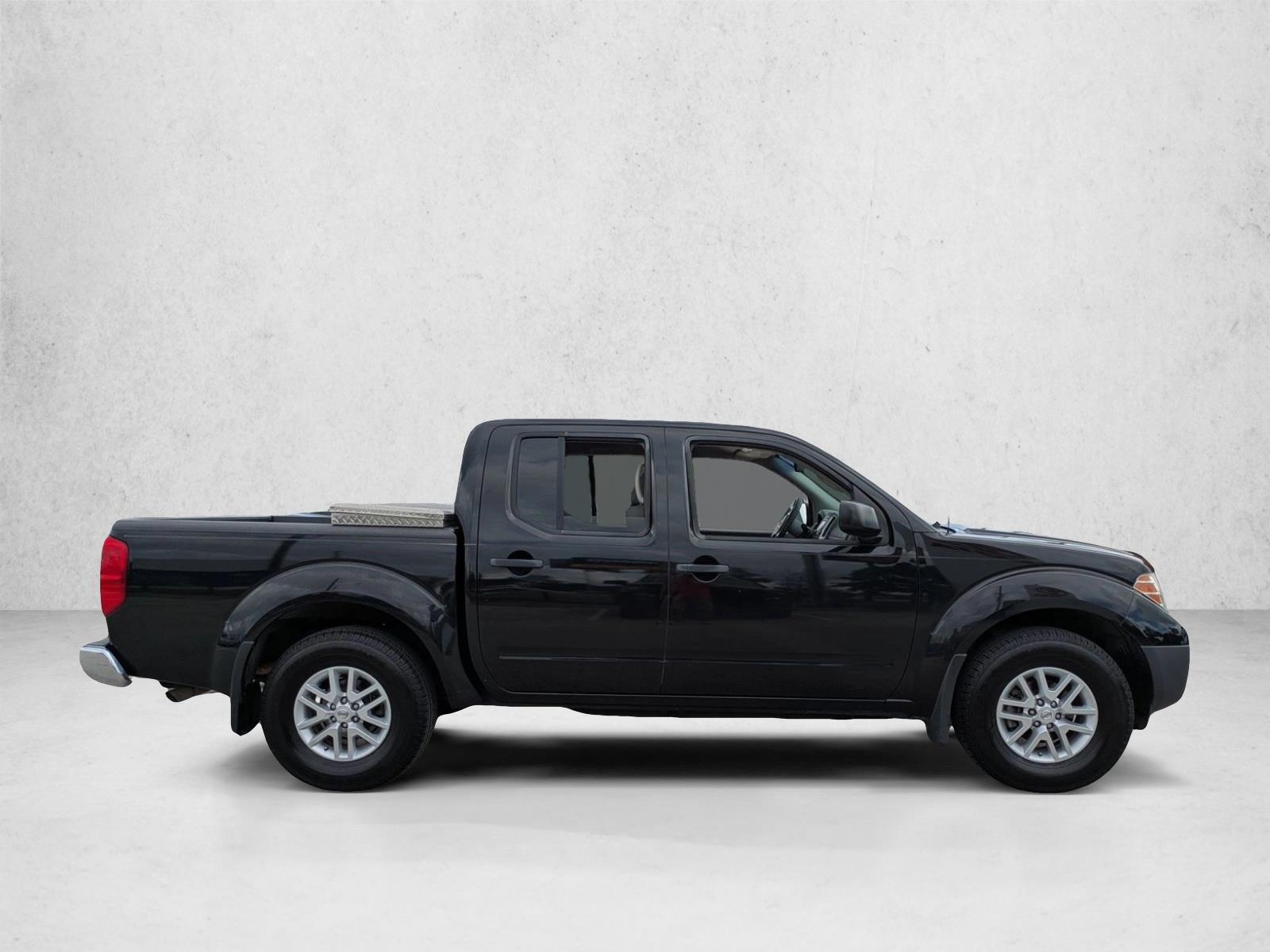 2017 Nissan Frontier Crew Cab SV photo 2