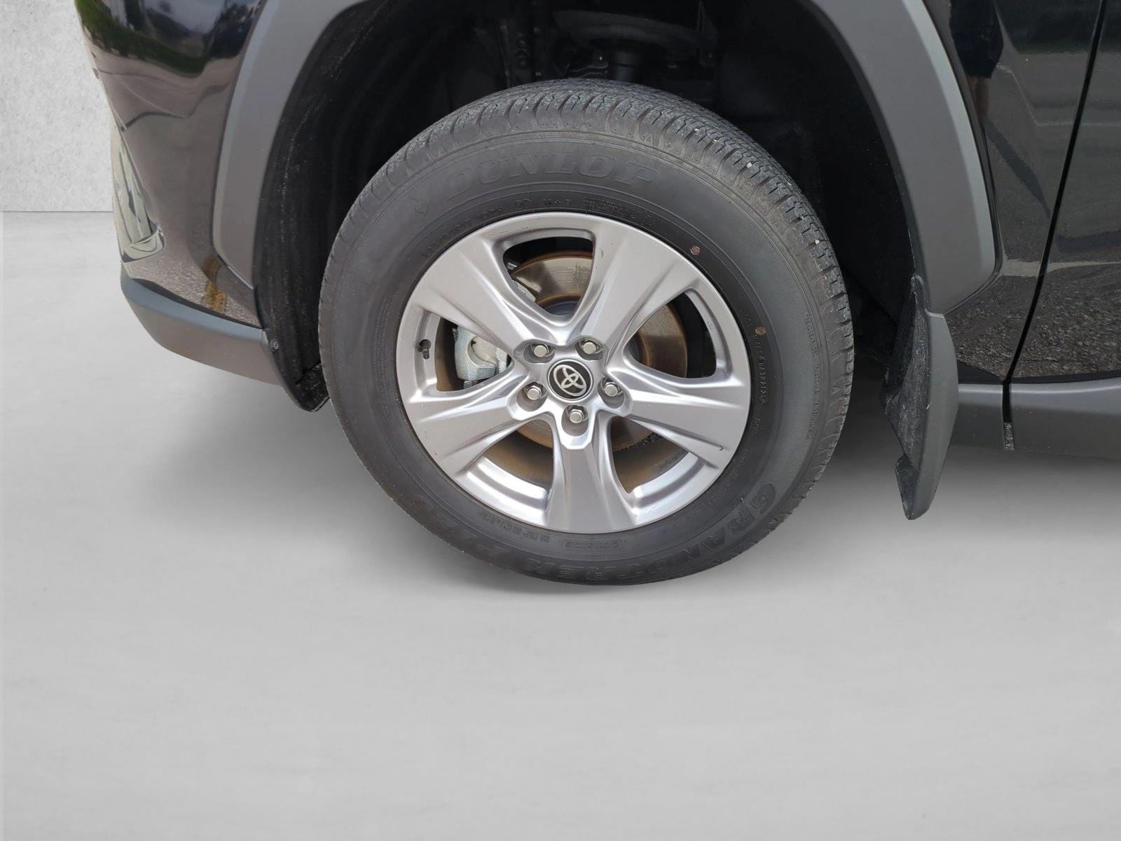 2025 Toyota RAV4 XLE - Photo 24