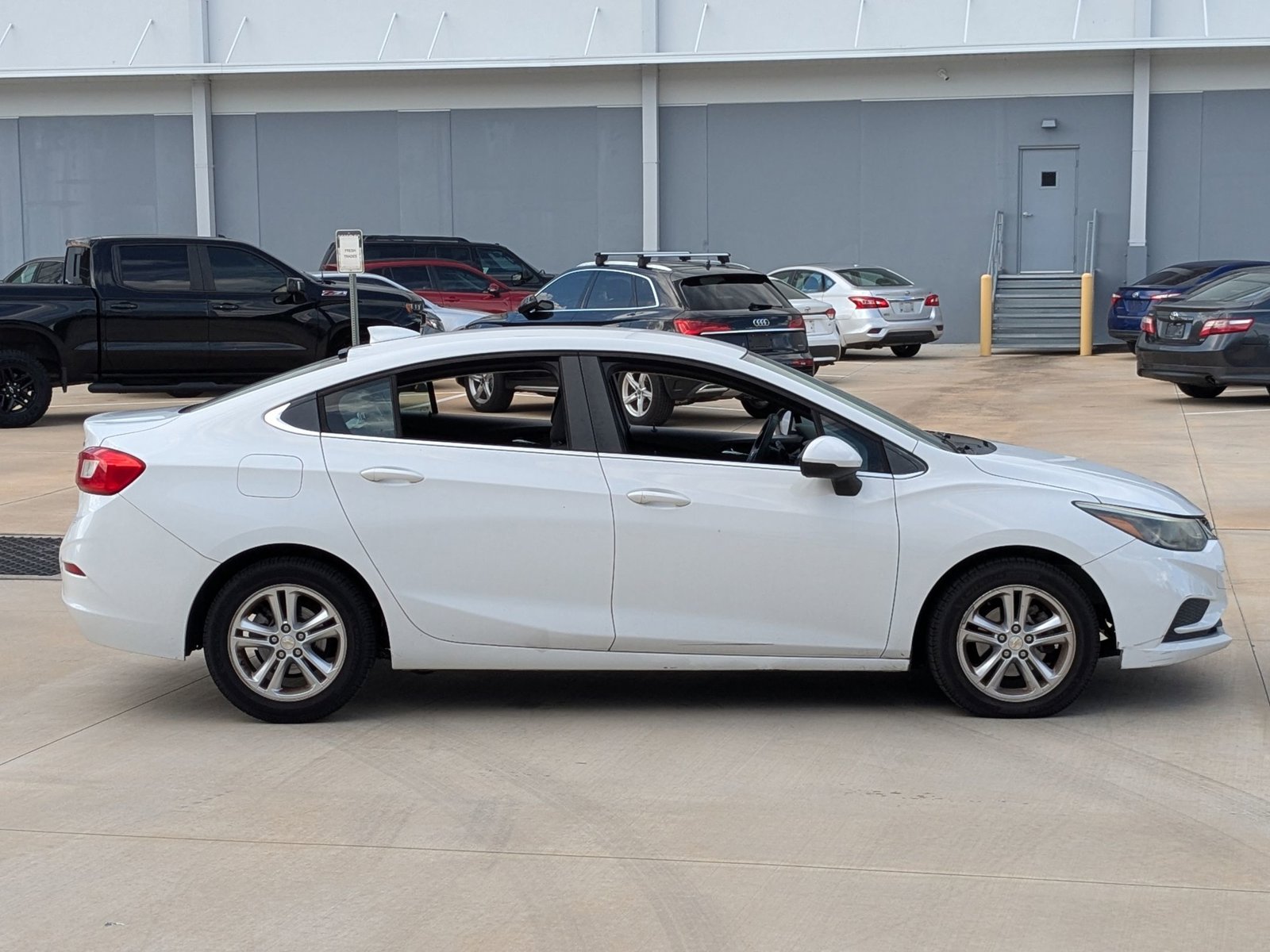2017 Chevrolet Cruze LT photo 4