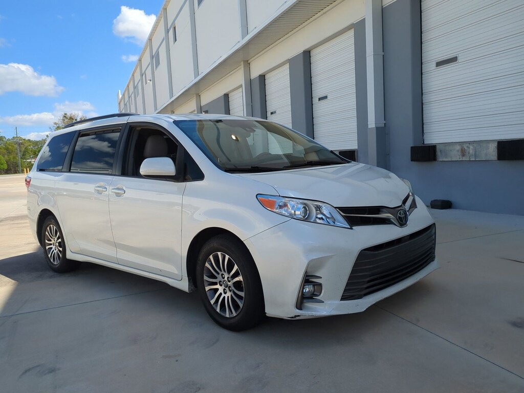 Used 2018 Toyota Sienna XLE Premium 8 Passenger Van Passenger Van