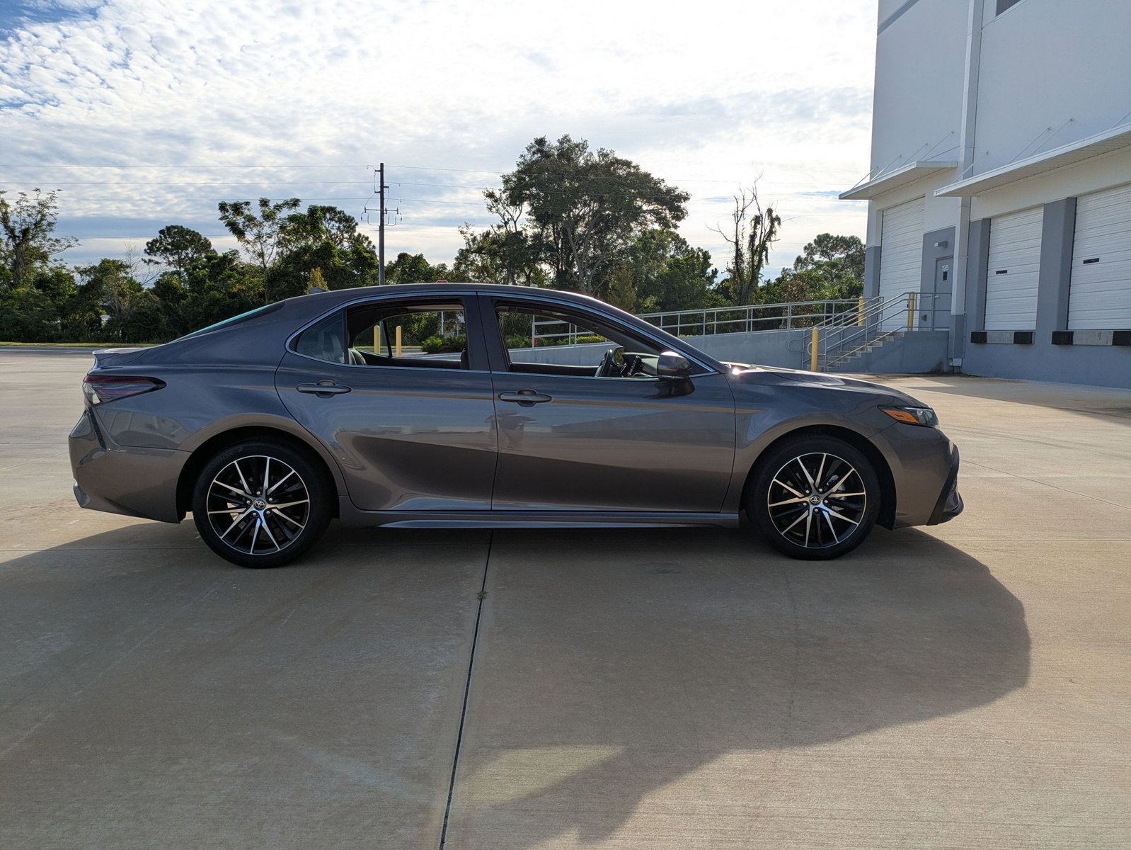 2024 Toyota Camry SE photo 3