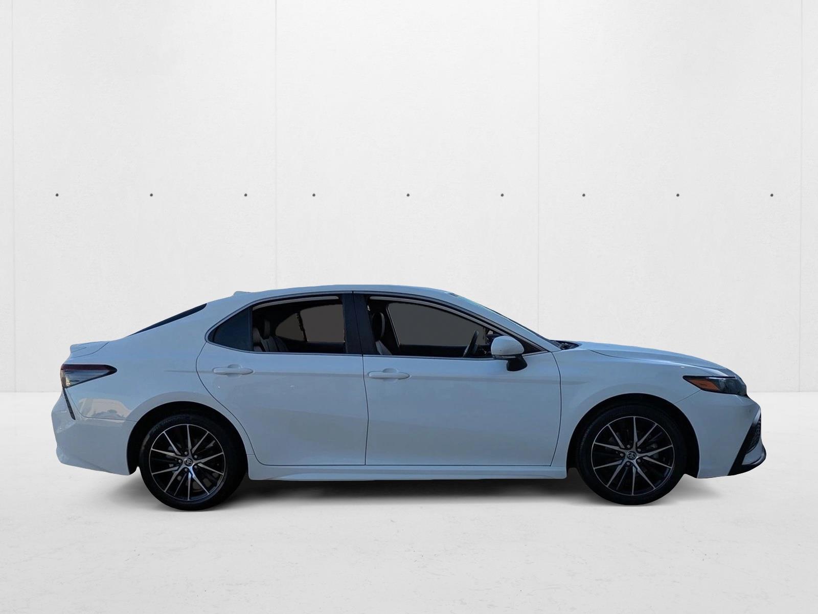 2022 Toyota Camry SE photo 3