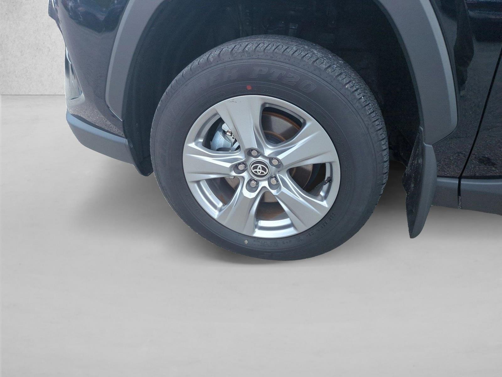 2025 Toyota RAV4 XLE - Photo 24