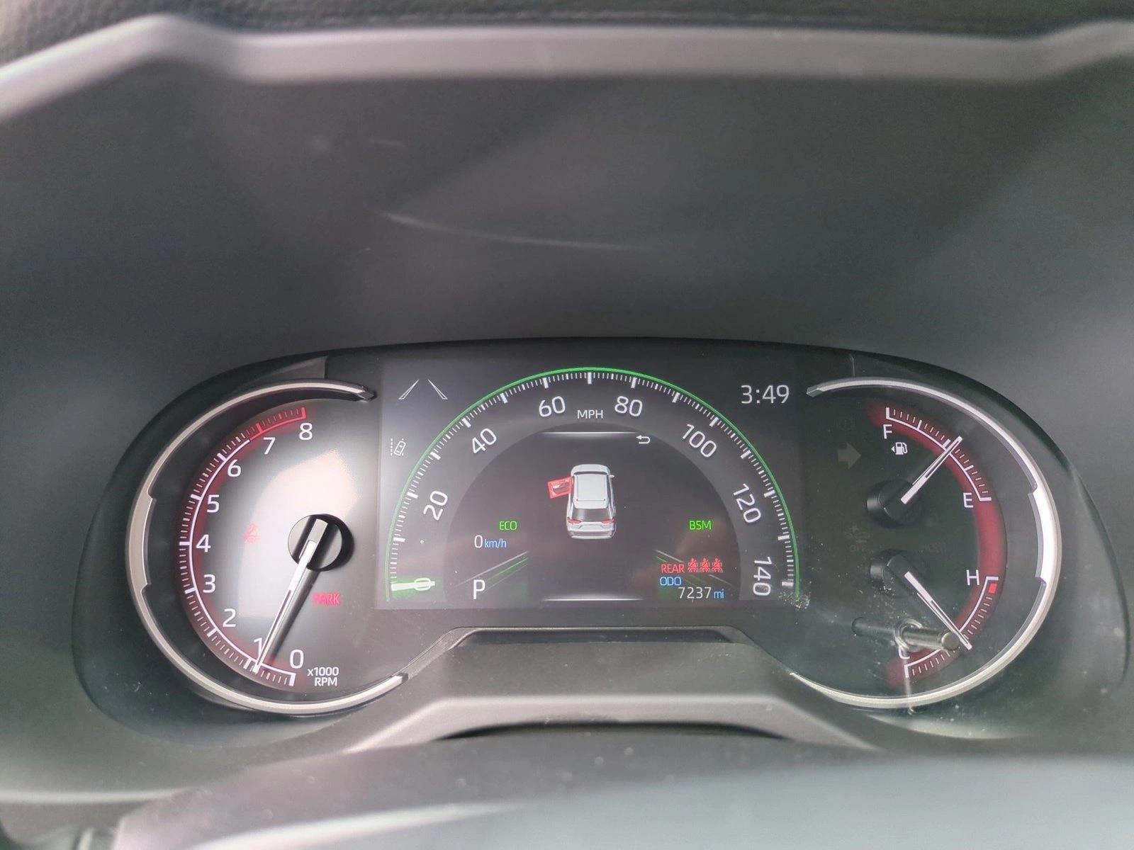 2025 Toyota RAV4 XLE - Photo 11