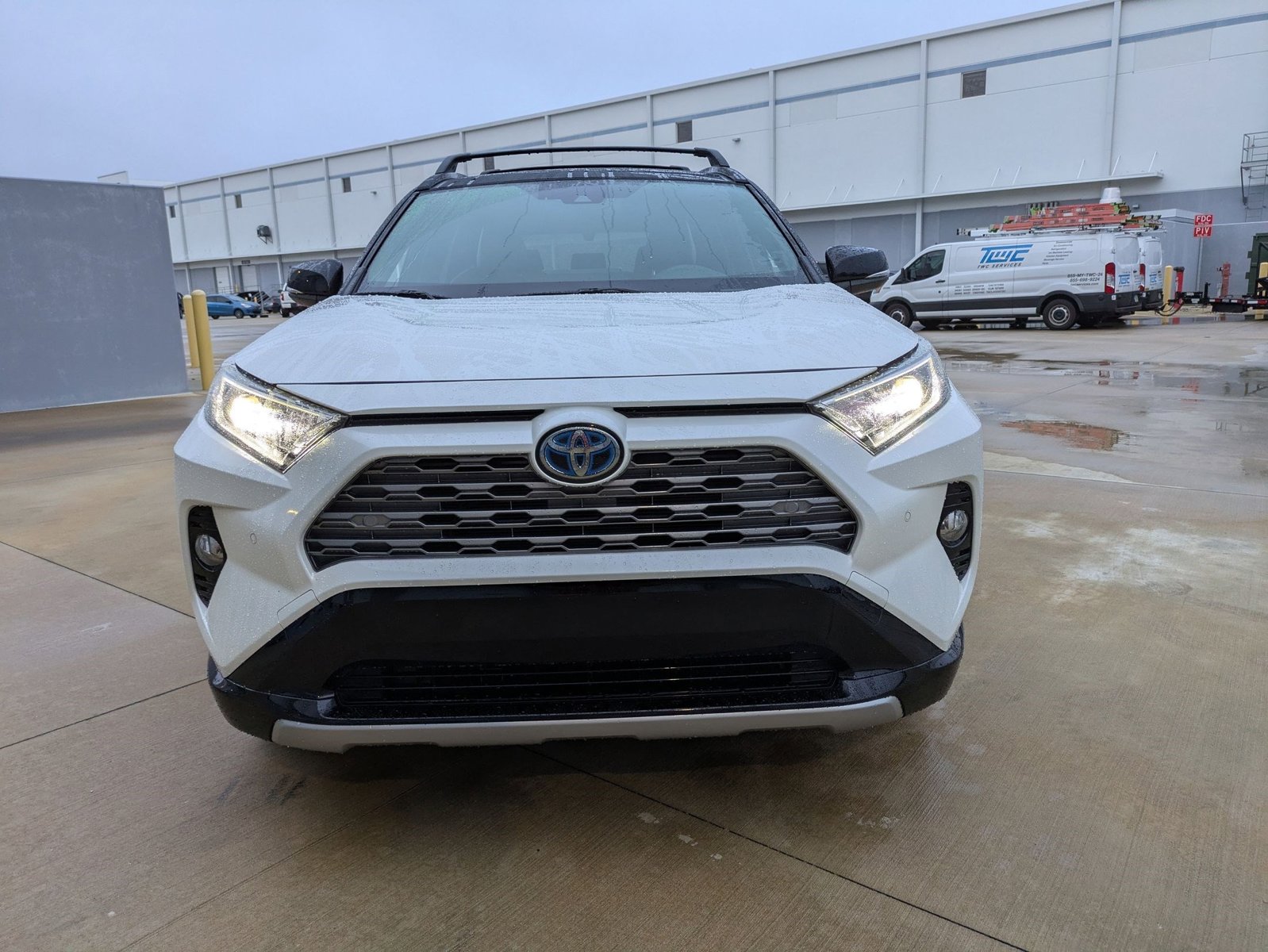 2020 Toyota RAV4 Hybrid XSE photo 2