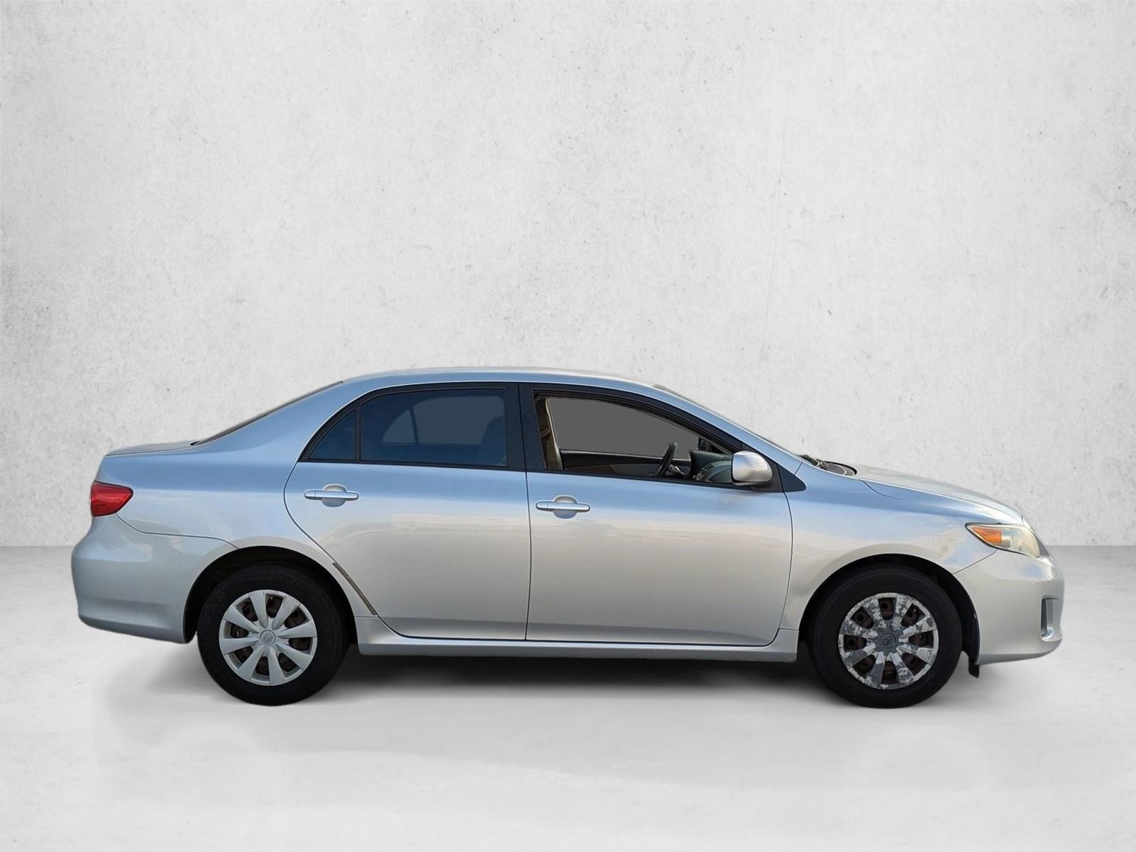2011 Toyota Corolla LE photo 3