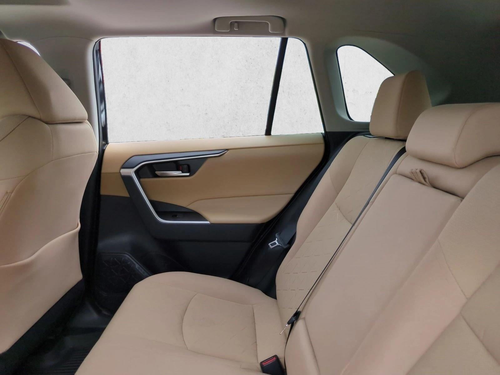 2025 Toyota RAV4 XLE - Photo 19
