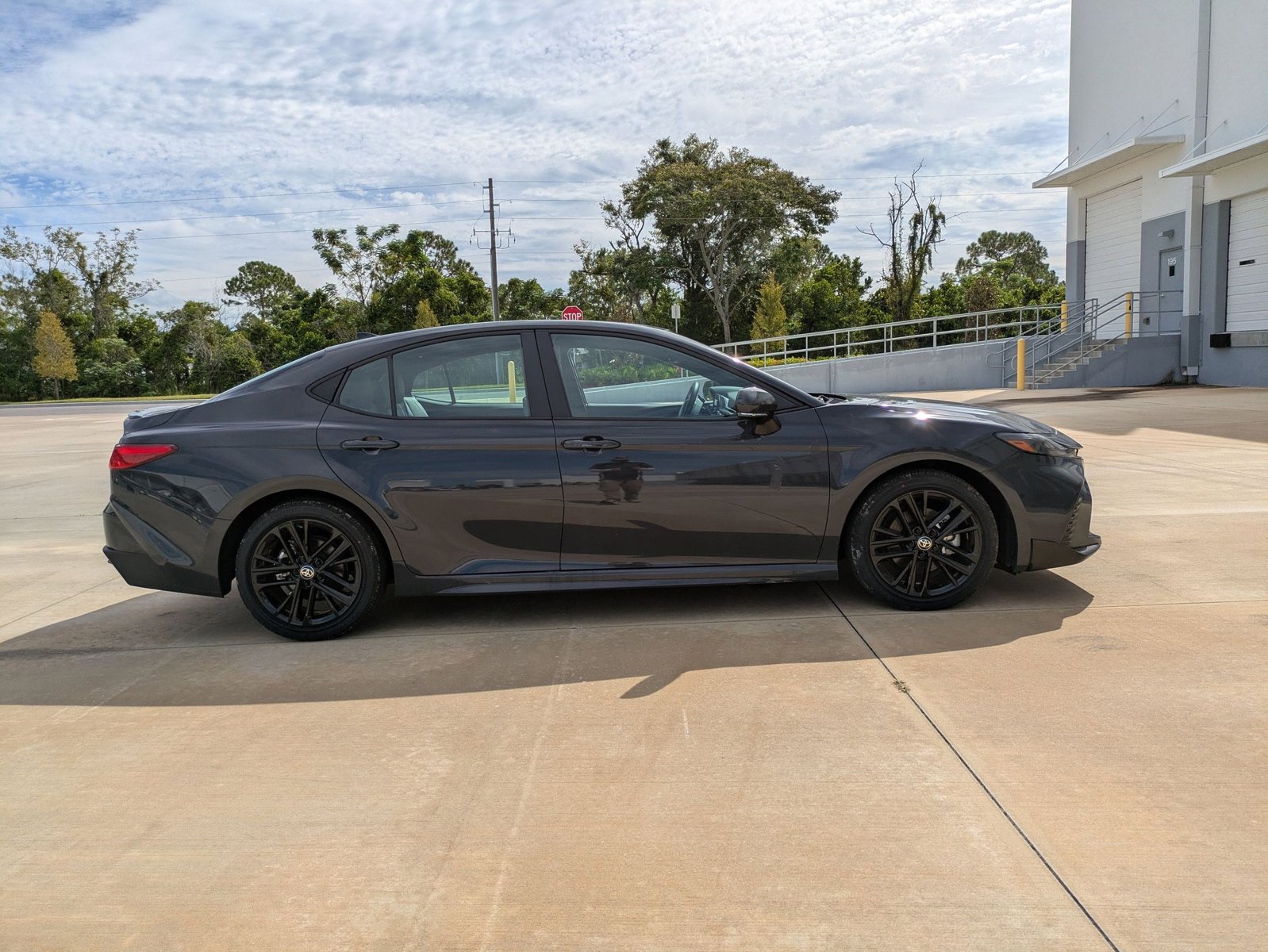 2025 Toyota Camry SE photo 4