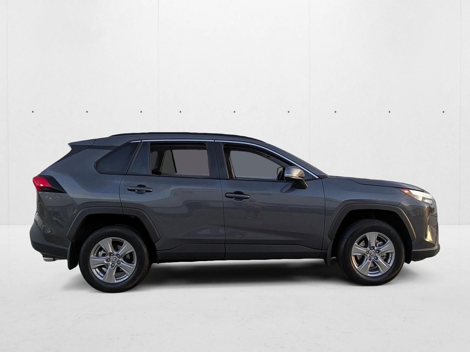 2024 Toyota RAV4 XLE photo 4