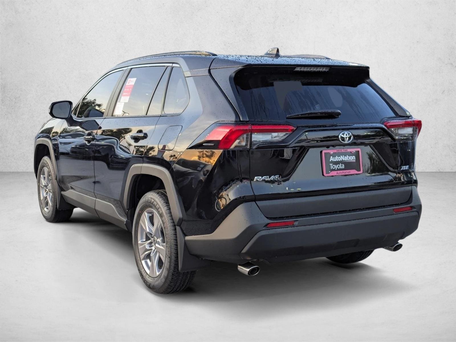 2025 Toyota RAV4 XLE - Photo 9