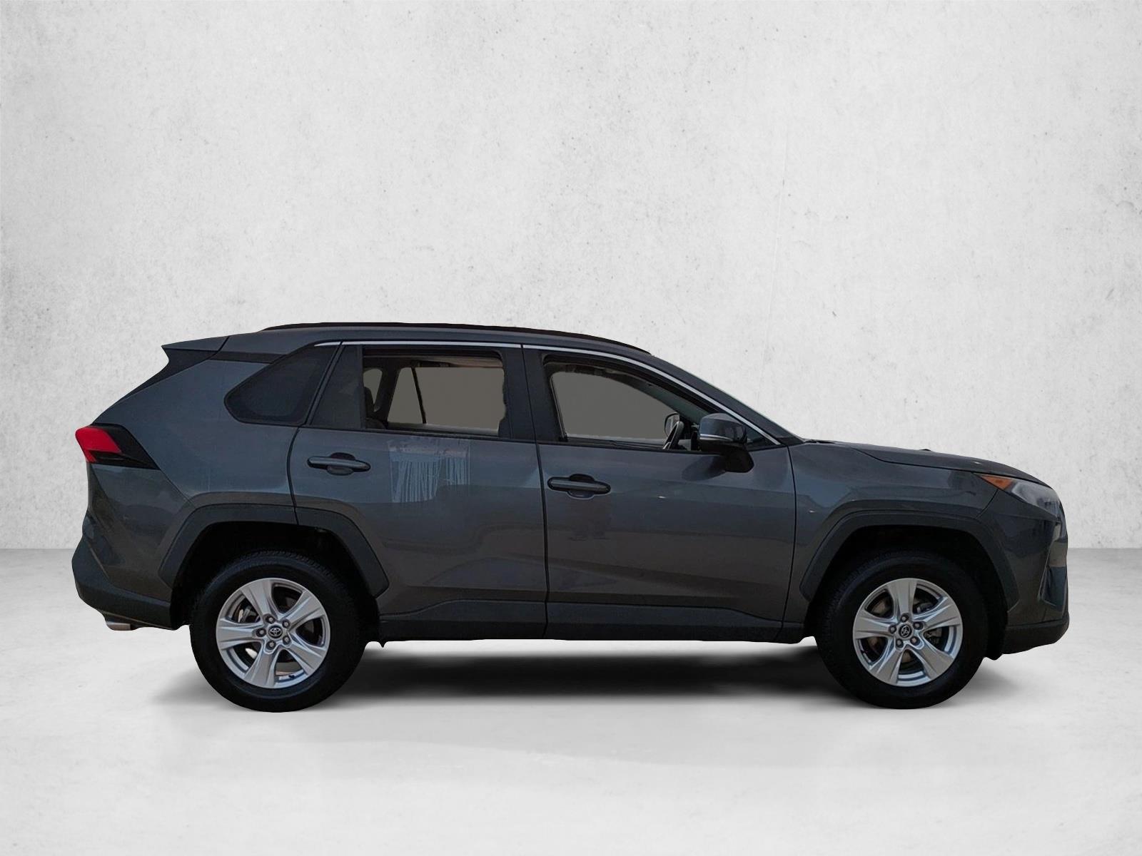 2020 Toyota RAV4 XLE photo 4