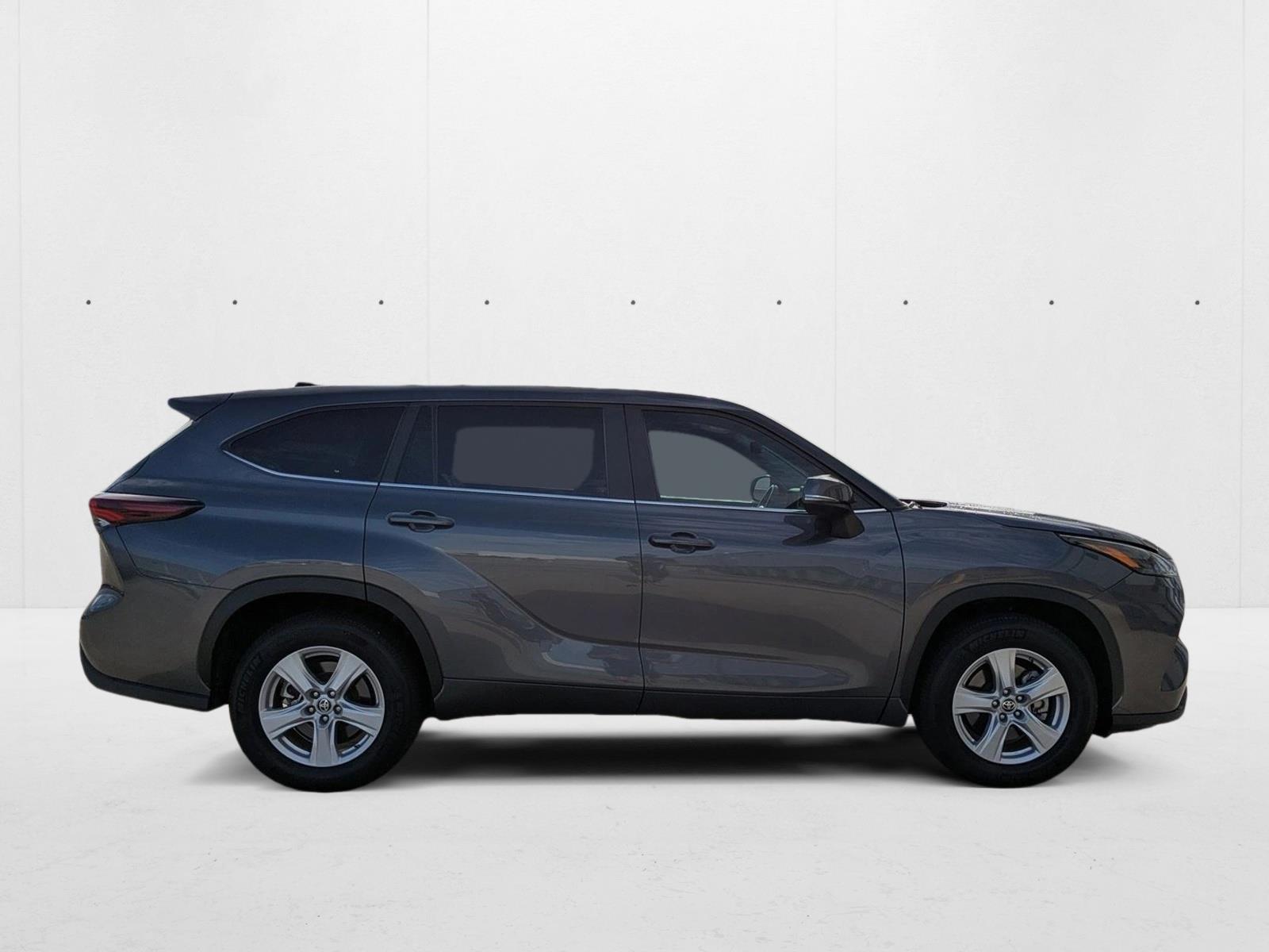 2024 Toyota Highlander LE photo 4