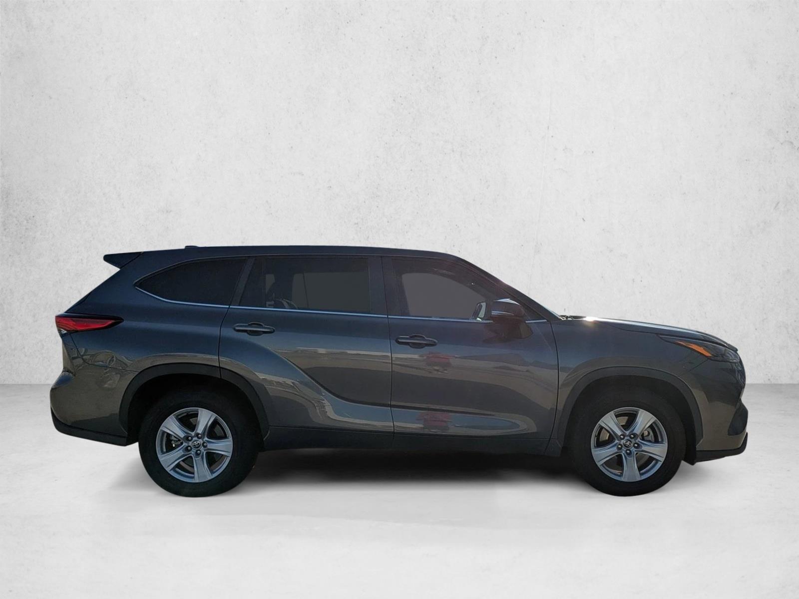 2023 Toyota Highlander Hybrid LE photo 4