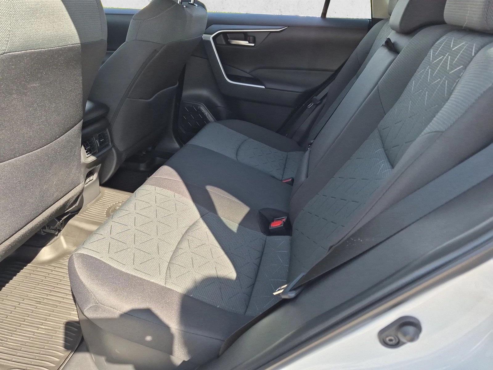 2025 Toyota RAV4 XLE - Photo 19