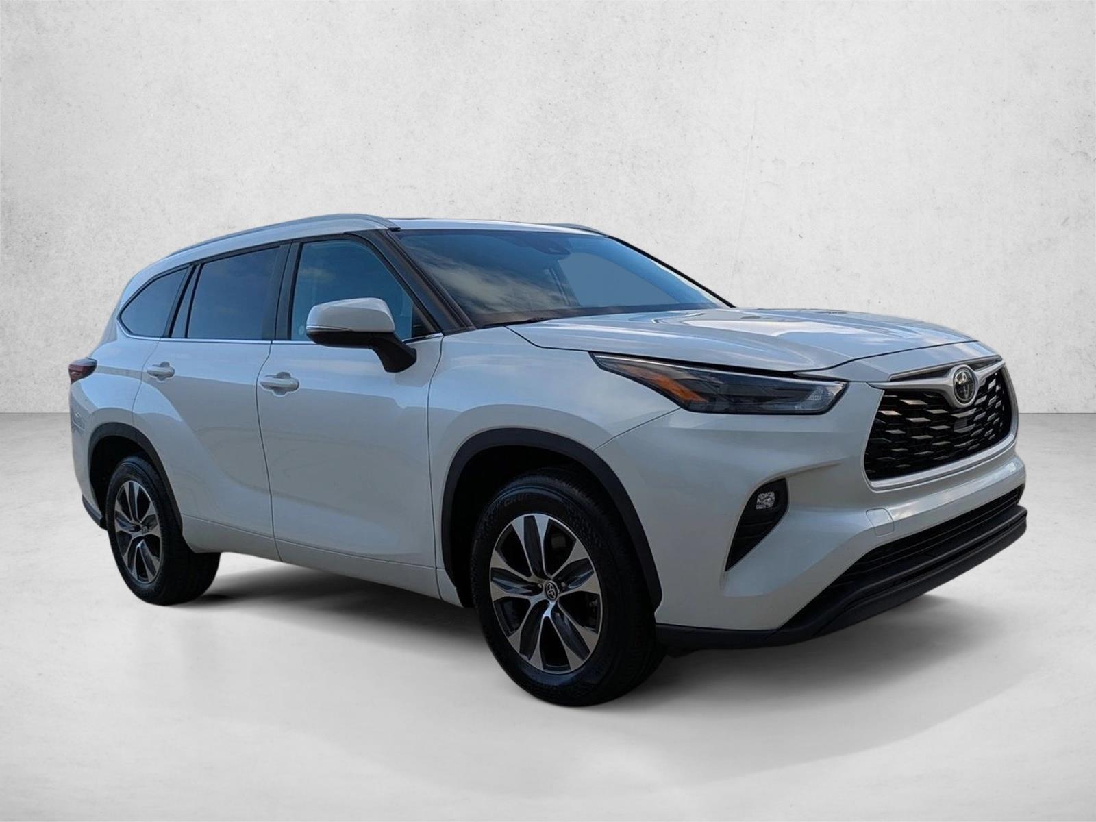2024 Toyota Highlander XLE photo 3