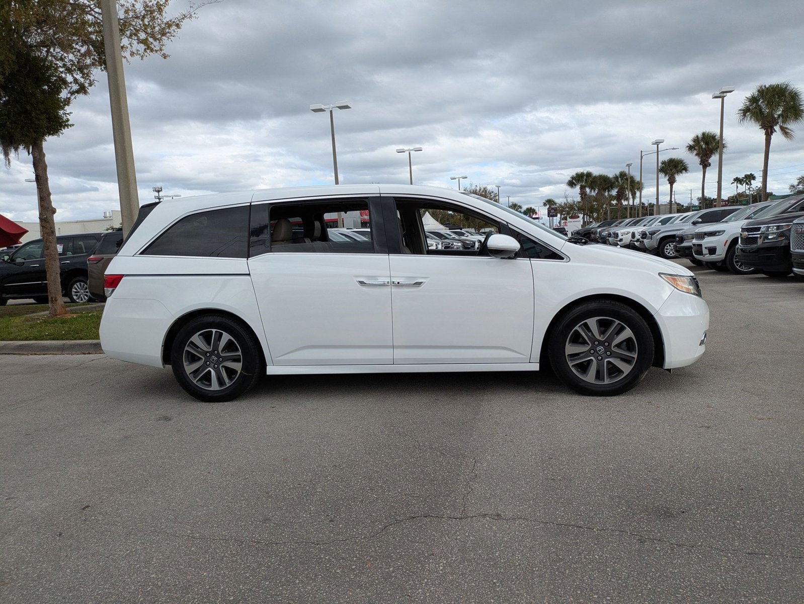 2014 Honda Odyssey Touring photo 2