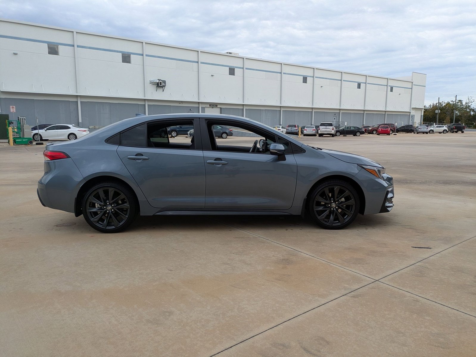 2025 Toyota Corolla SE photo 3