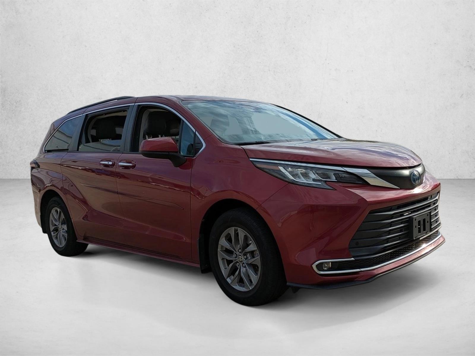 2022 Toyota Sienna XLE photo 3