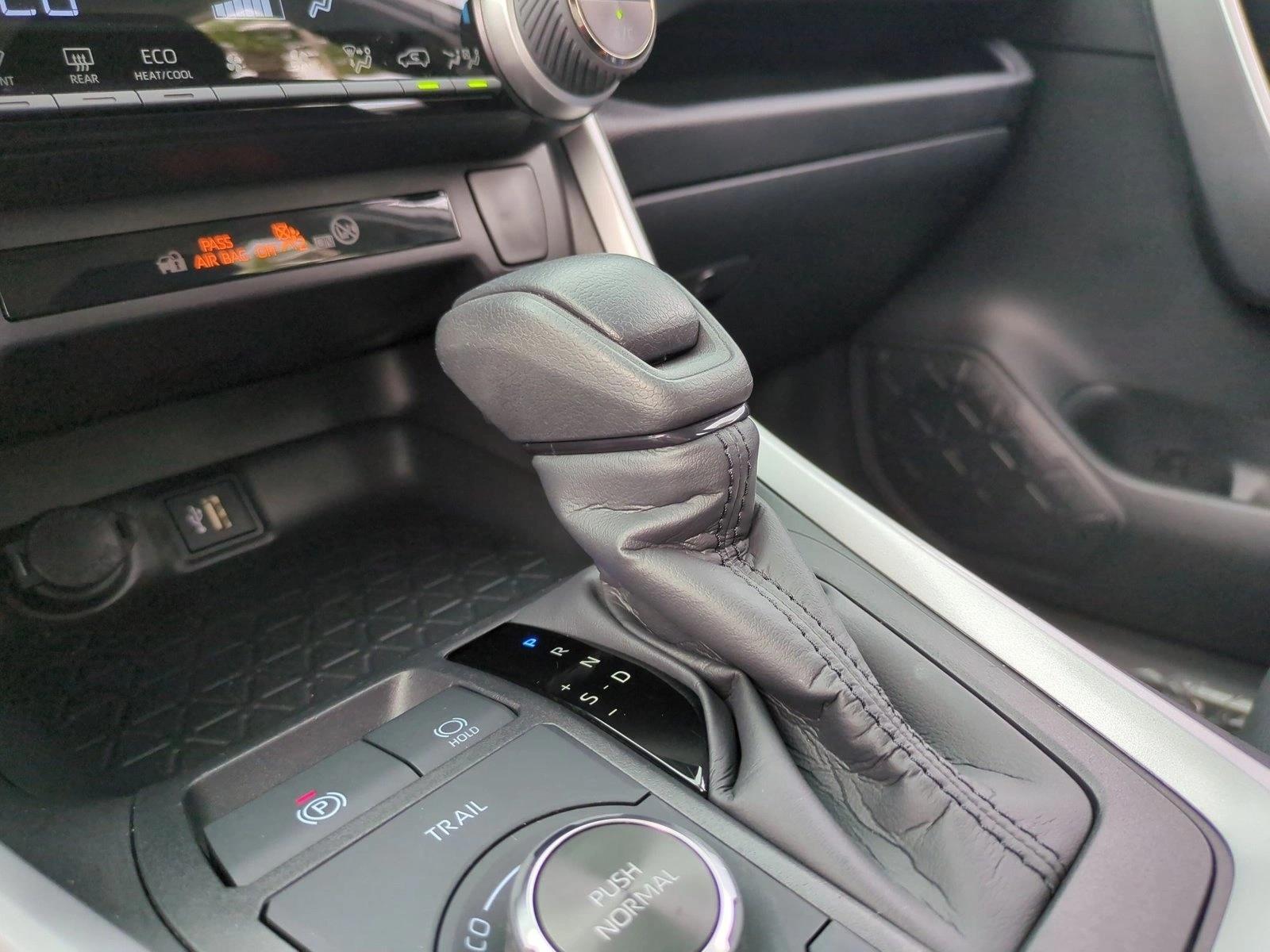 2025 Toyota RAV4 XLE - Photo 12