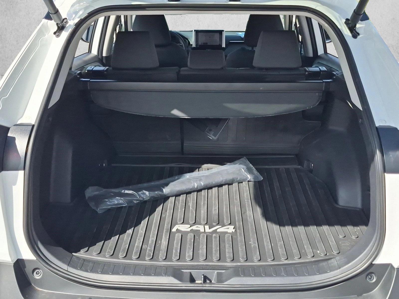 2025 Toyota RAV4 XLE - Photo 6