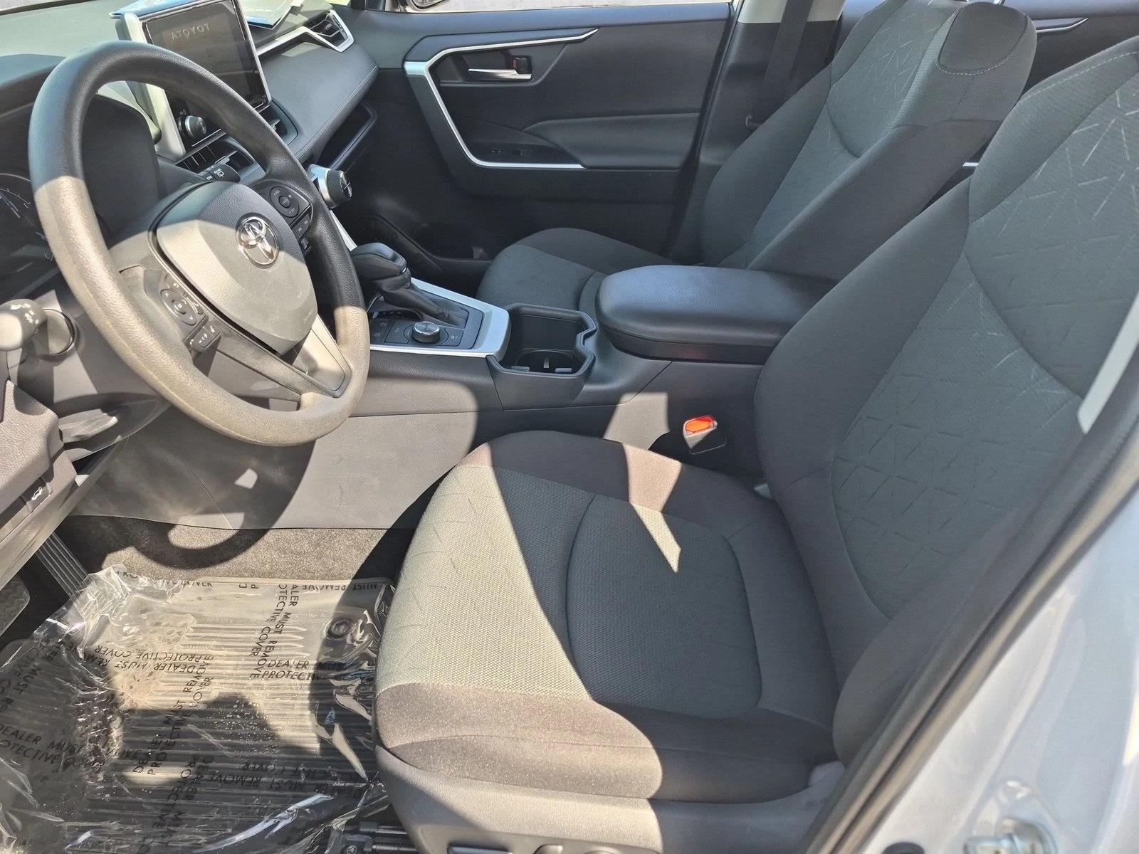 2025 Toyota RAV4 XLE - Photo 16